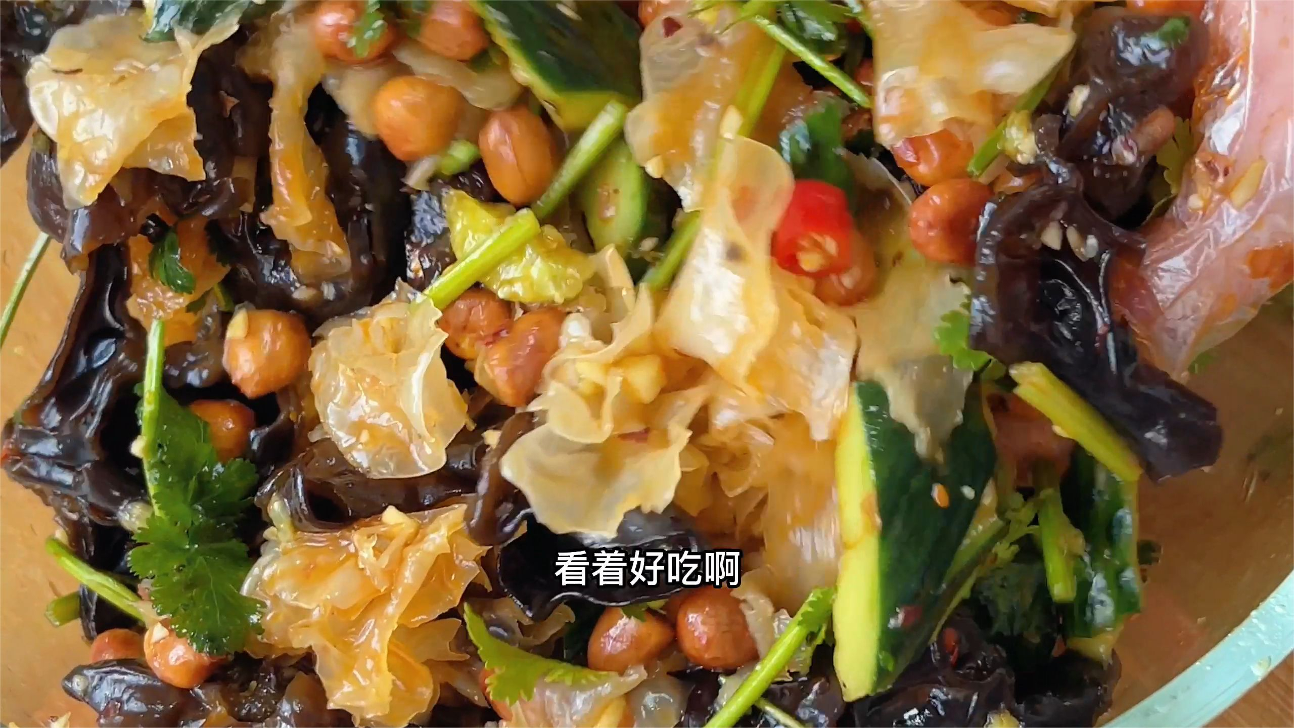 年夜饭的餐桌上做上一份凉拌双耳,清脆爽口,做法简单,开胃解腻