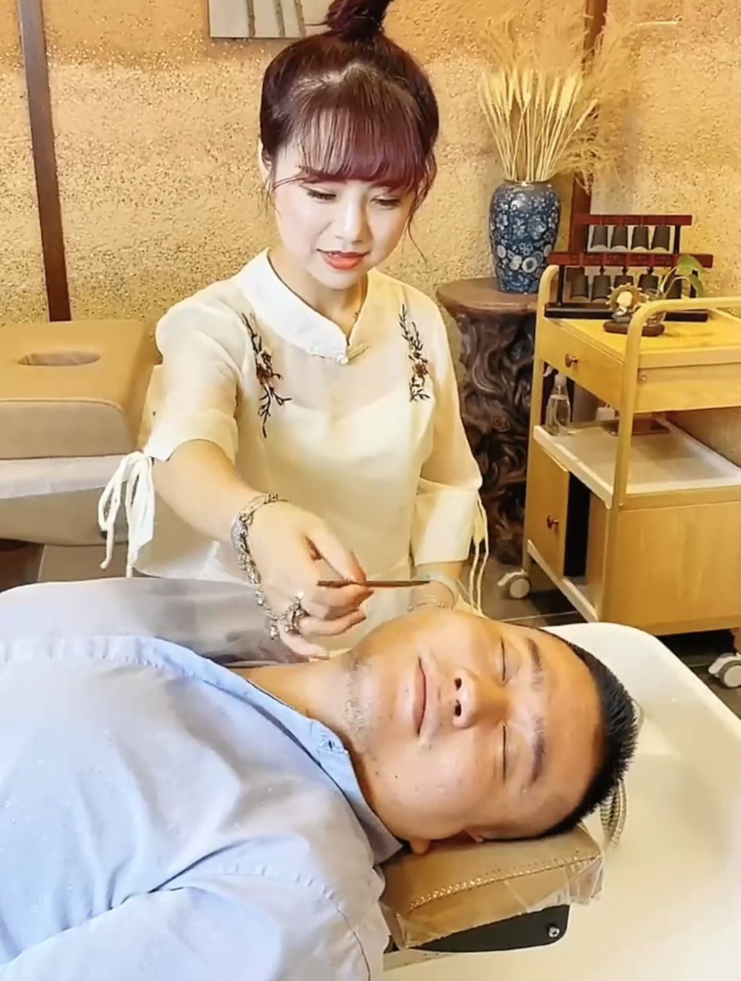 古风小姐姐前来做采耳 大哥深深的陶醉了 手法超级专业-度小视