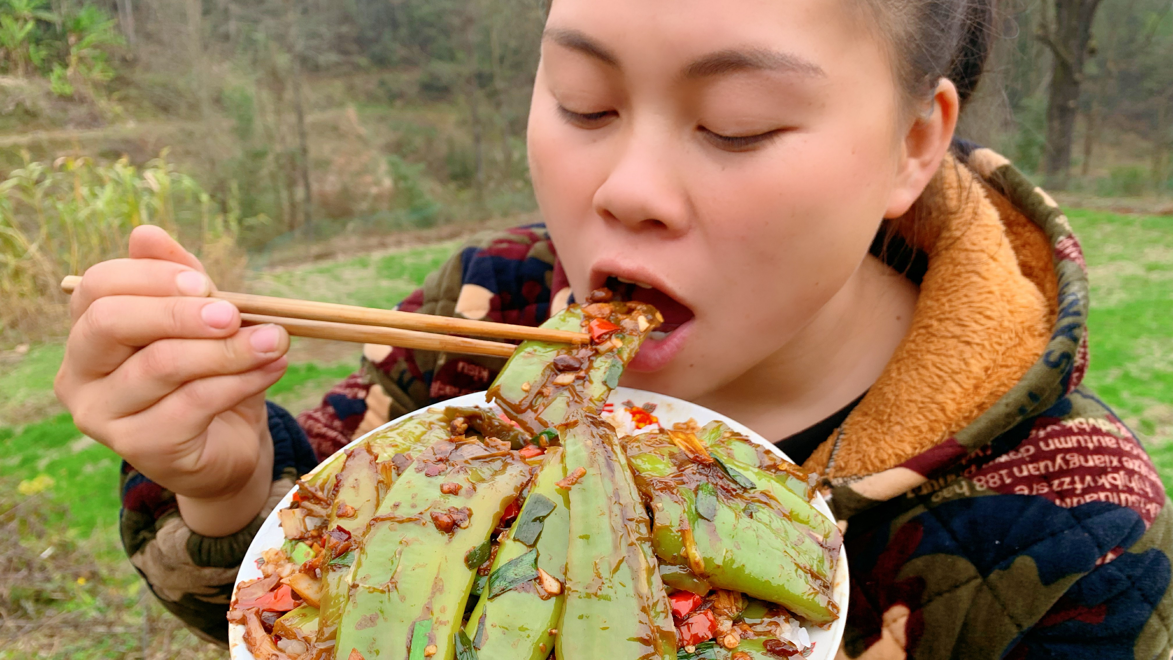 欧妹1斤辣椒一盘豆豉,再加把小米椒,超下饭看她又要吃两大碗