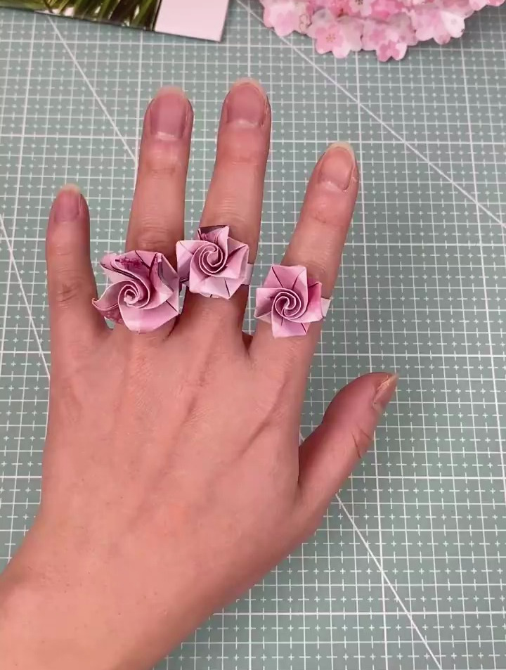 玫瑰戒指折纸手工:折个玫瑰花戒指送给ta,其实浪漫很简单
