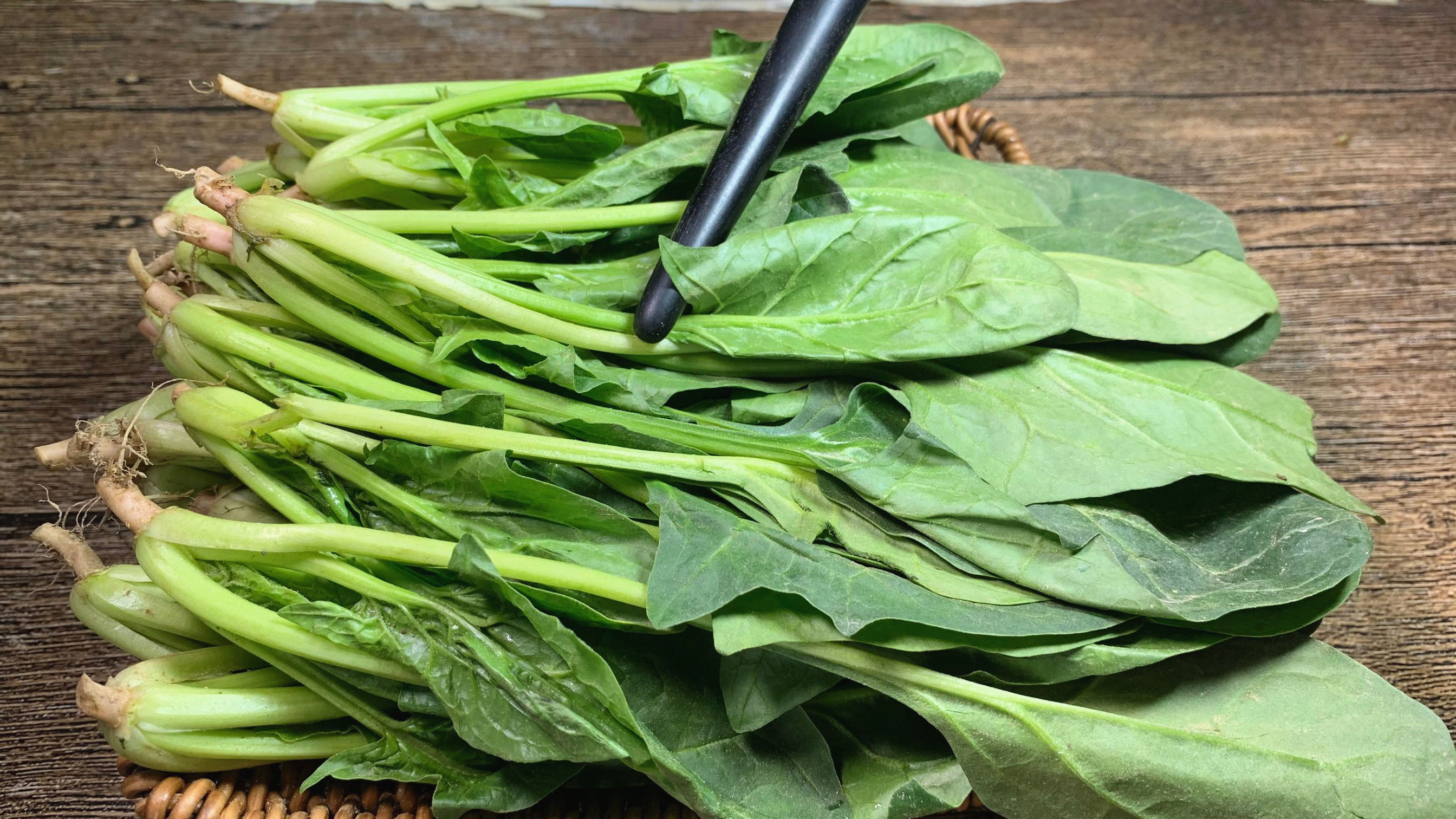 春天是吃菠菜季节,教你饭店凉拌菠菜的秘制做法,鲜嫩脆爽又开胃