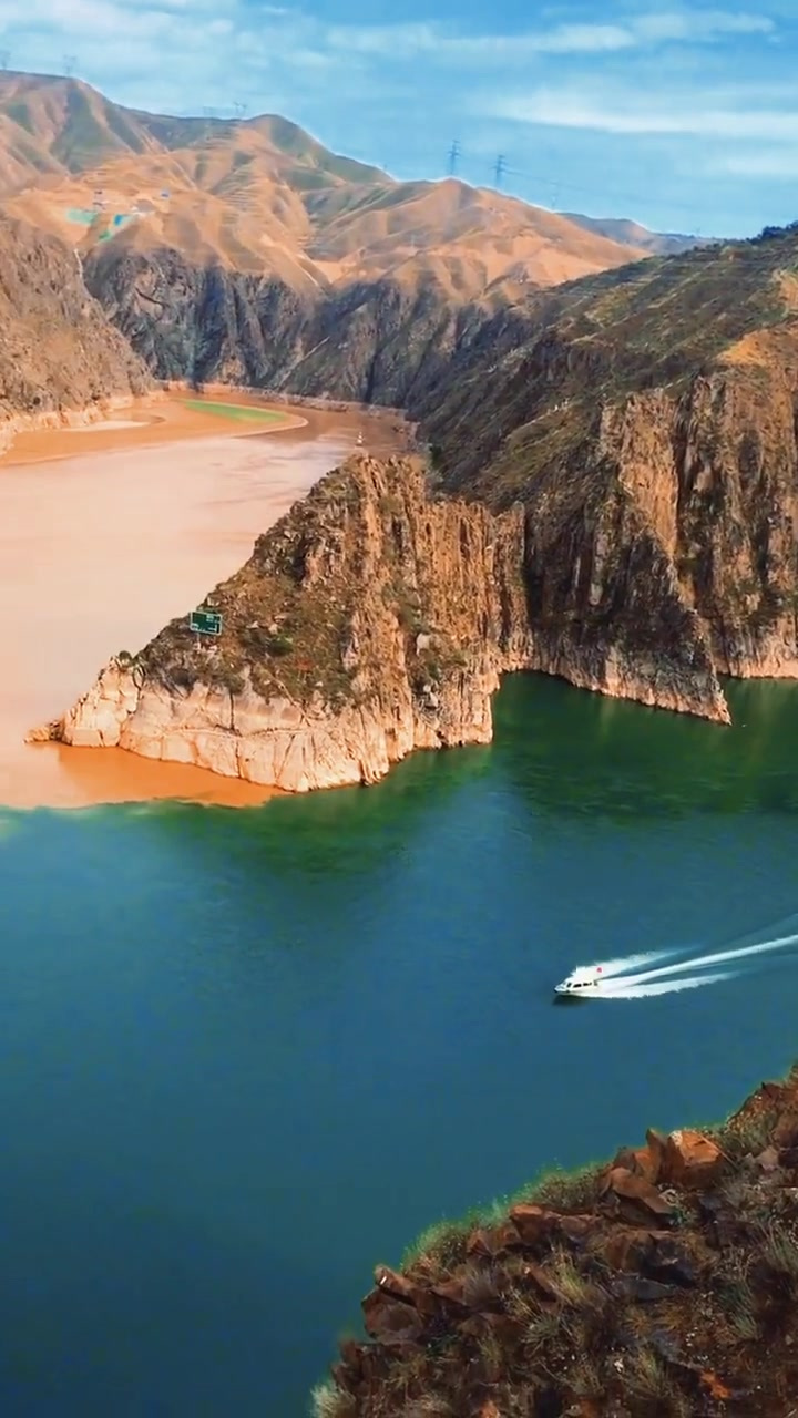 甘肃刘家峡"鸳鸯锅"奇景!黄河洮河交汇