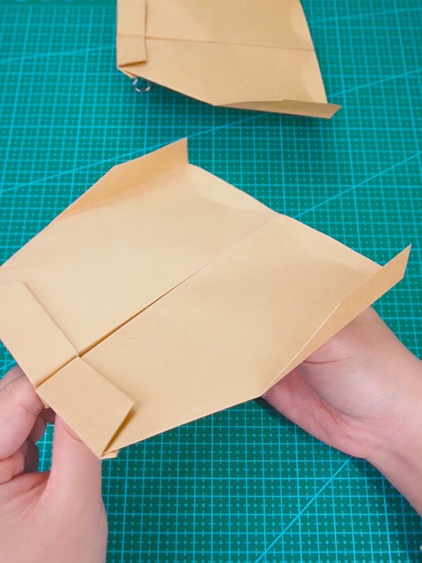 极致回旋随便一扔就能飞回到手里的纸飞机