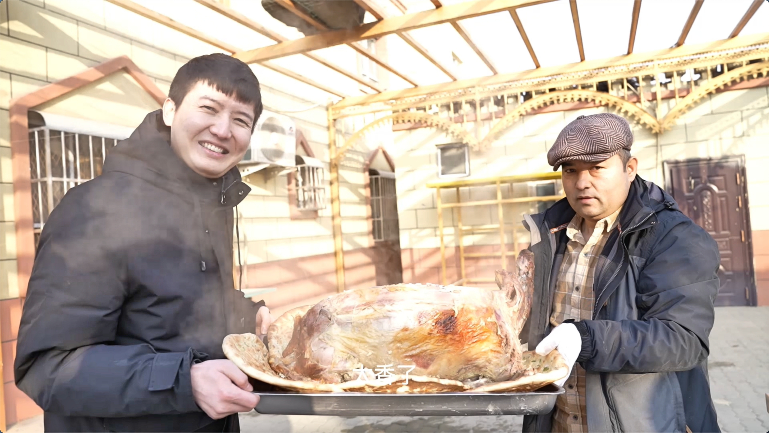 新疆烤全羊Plus!50个羊腰4个鸽子塞羊肚馕坑烤制,味道怎么样?