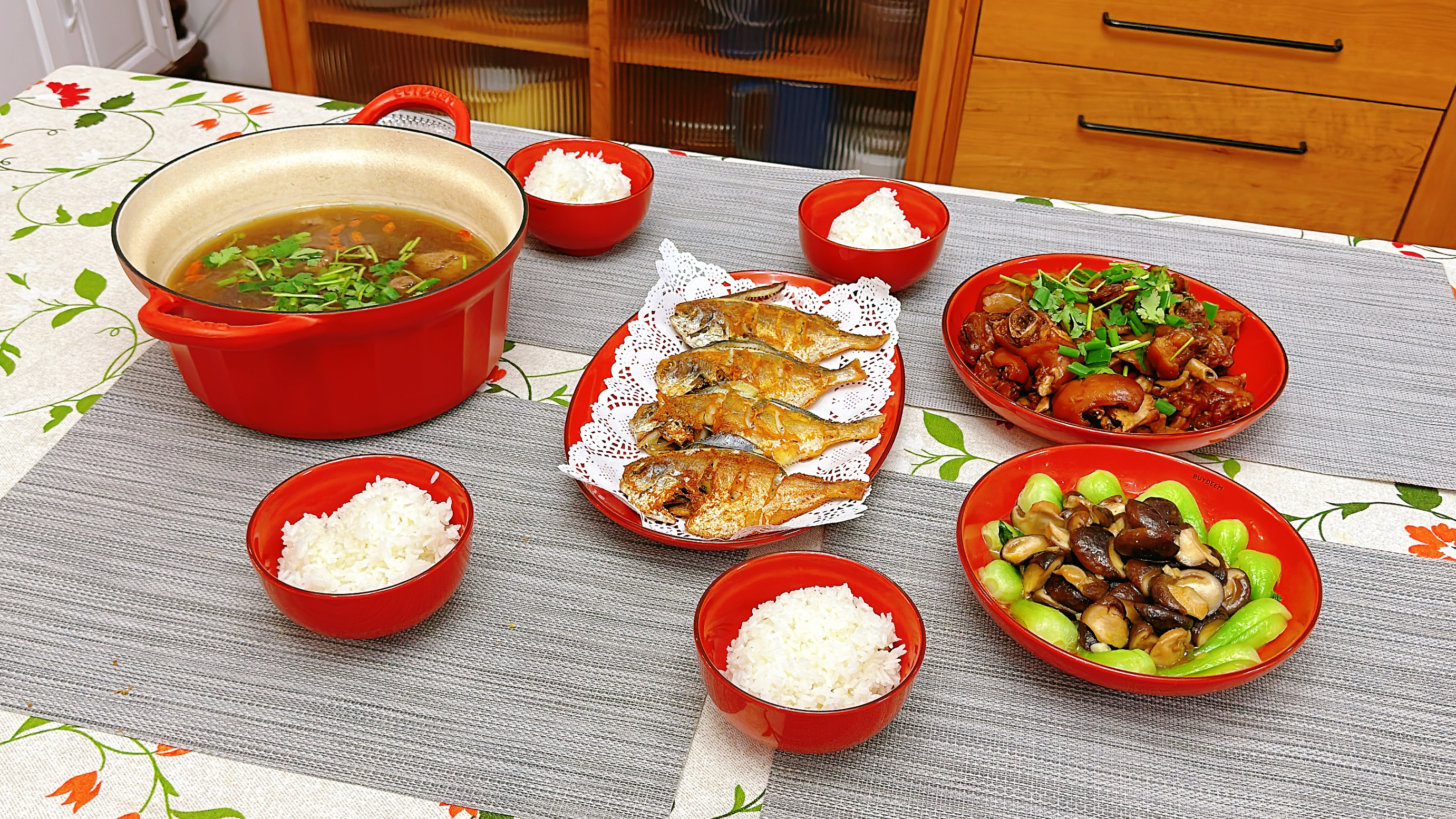 一家四口食欲恢复了,晚饭正儿八经的做一顿,孩子们说猪蹄好吃