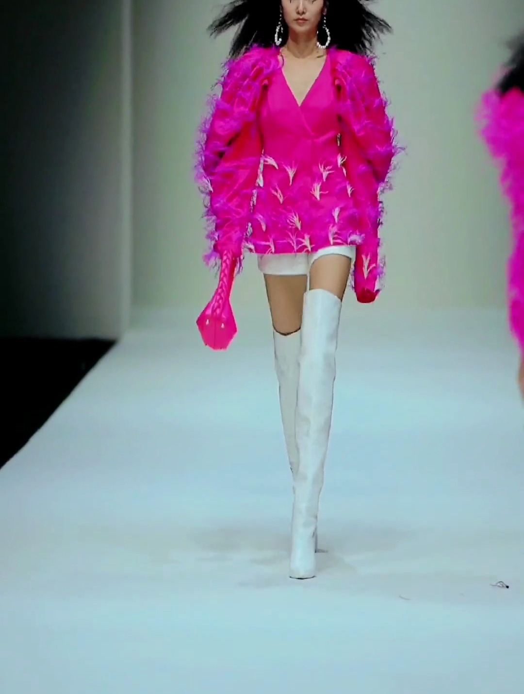 00年超模女神大胆穿搭,性感比基尼穿搭太撩人,台下观众掌声不断