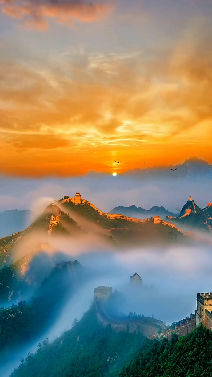 远看长城,它像一条巨龙,盘卧在群山峻岭,多么宏伟壮观