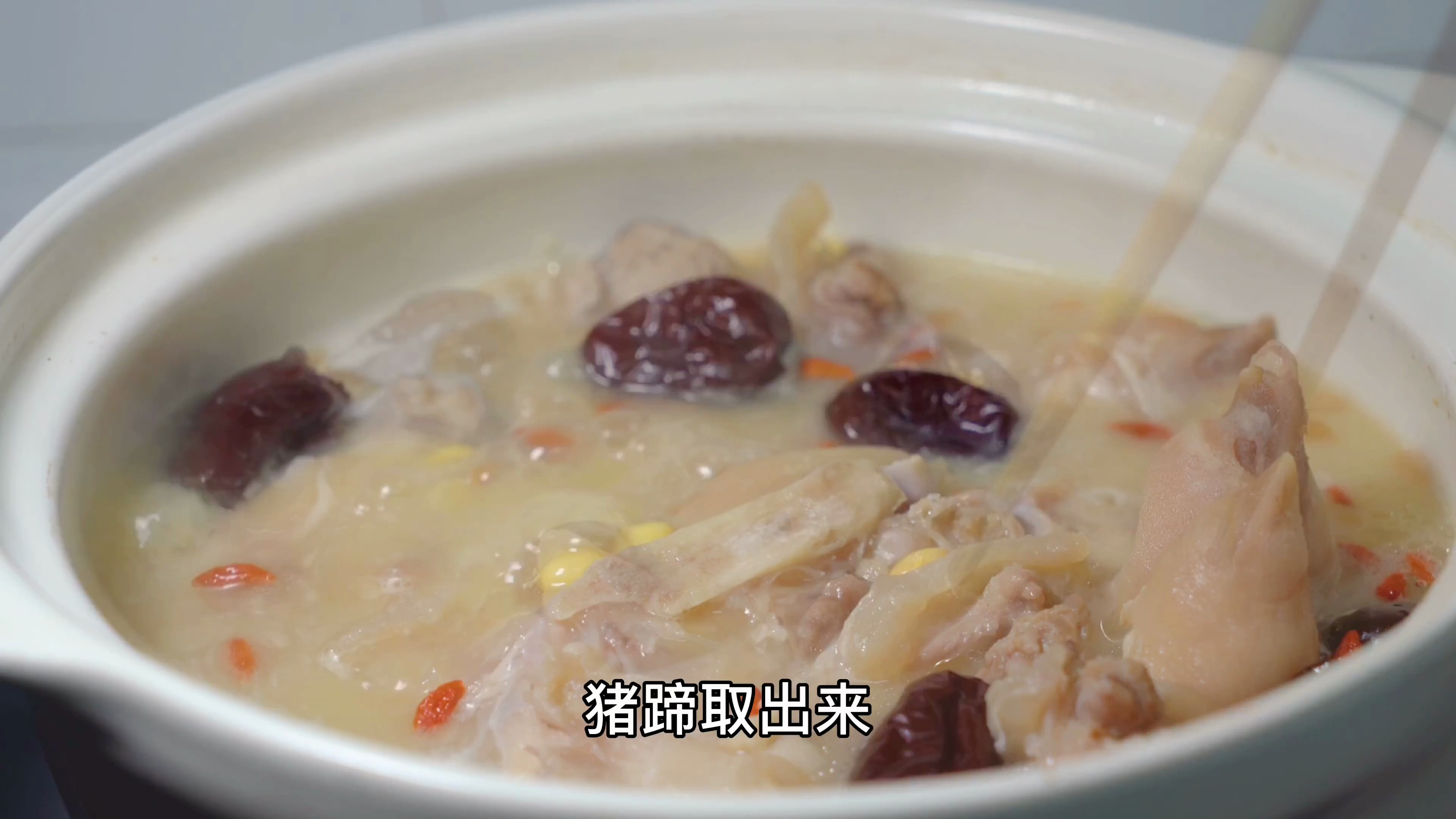 坐月子身体太虚,天天奶奶炖一锅黄豆猪蹄汤,营养美味又下奶