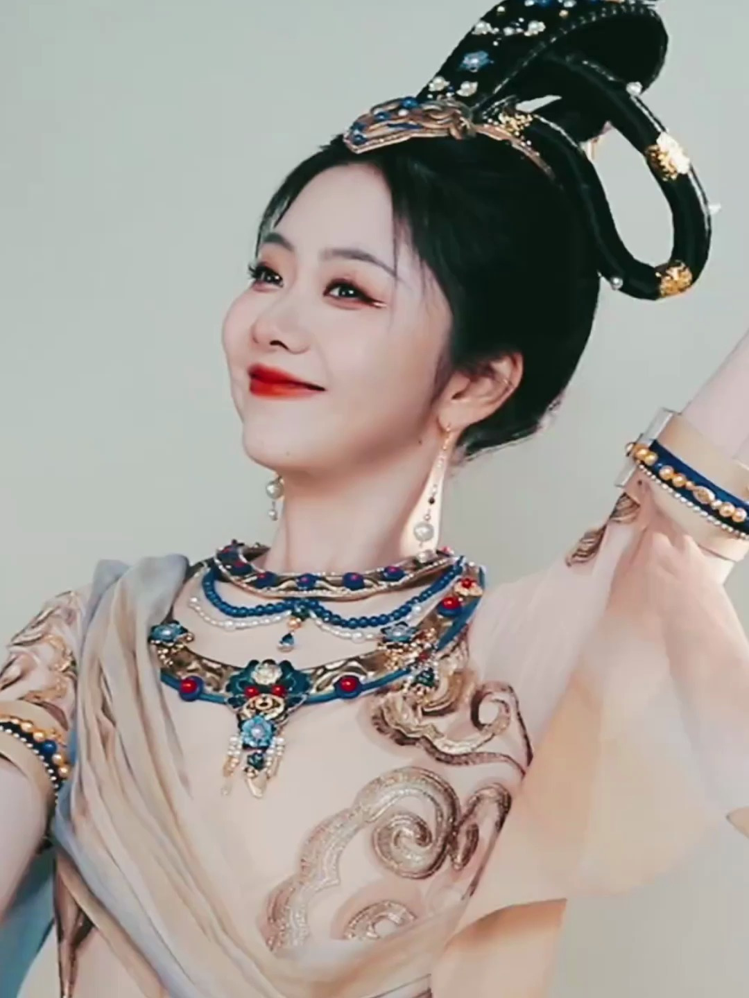 谭松韵化身飞天胡姬亮相湖南春晚,造型古典又精致