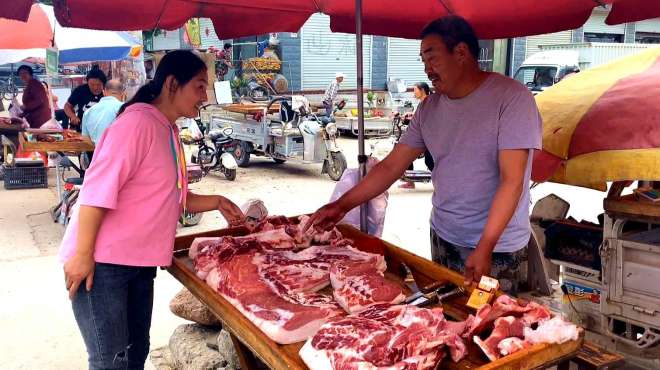 [图]猪肉降价，究竟多少钱一斤？卖肉大哥告诉你最新价格，看完别吃惊