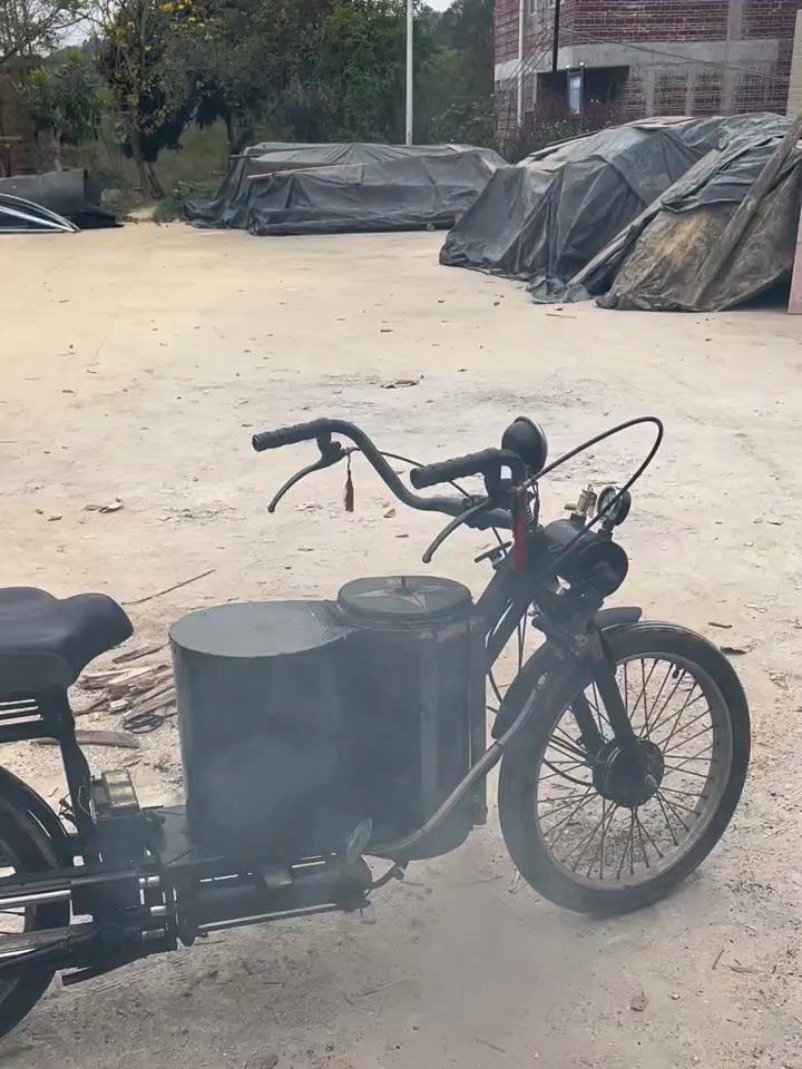 脱轨的蒸汽火车!