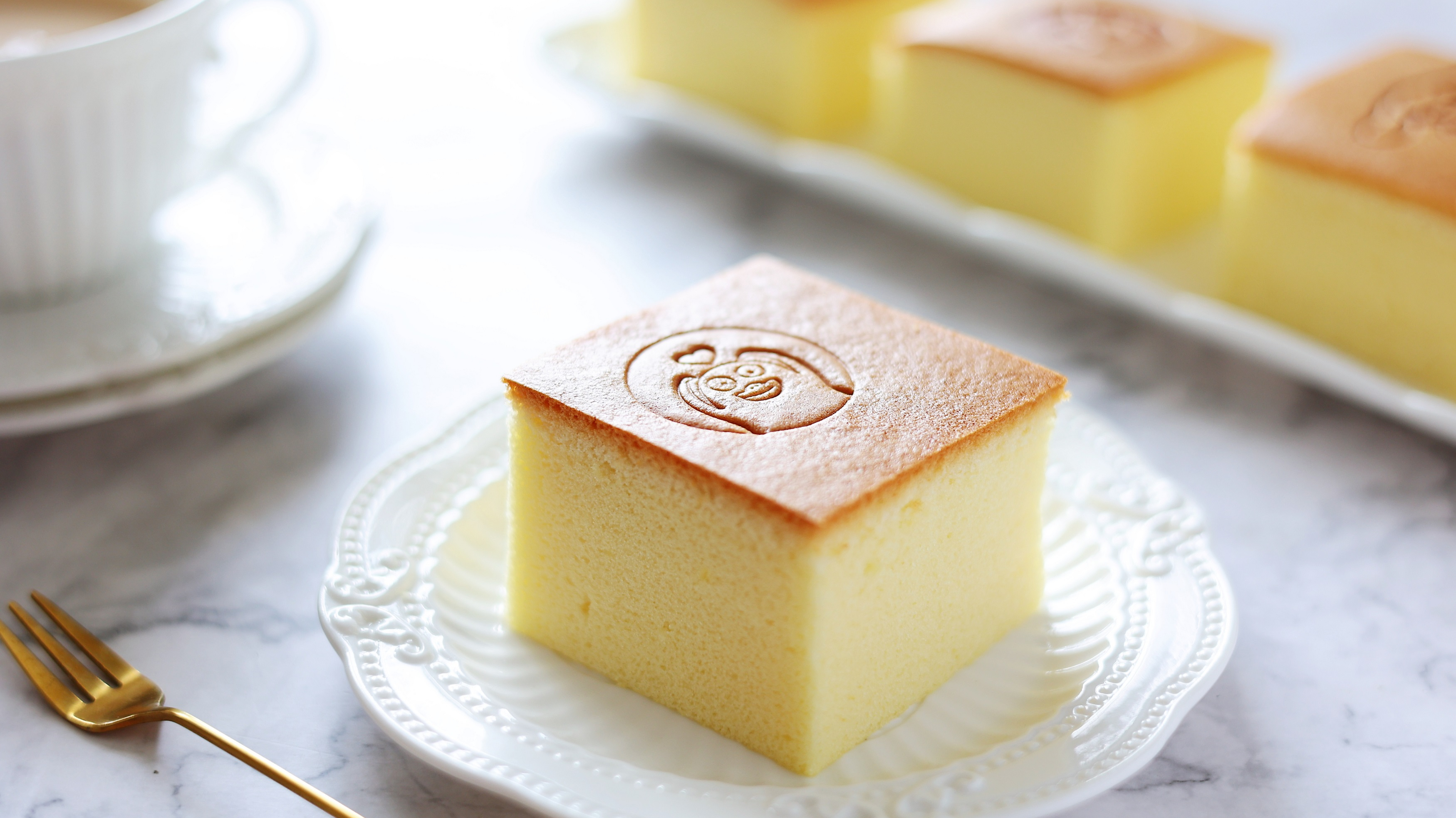 国庆,在家做蛋糕,教你做不缩腰的古早味蛋糕,大蛋糕全家齐分享