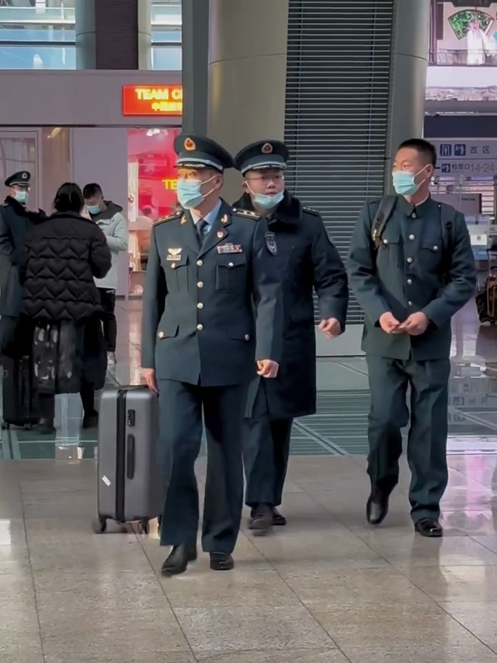 车站偶遇空军大领导送战友,这一幕太温馨了,向人民子弟兵致敬