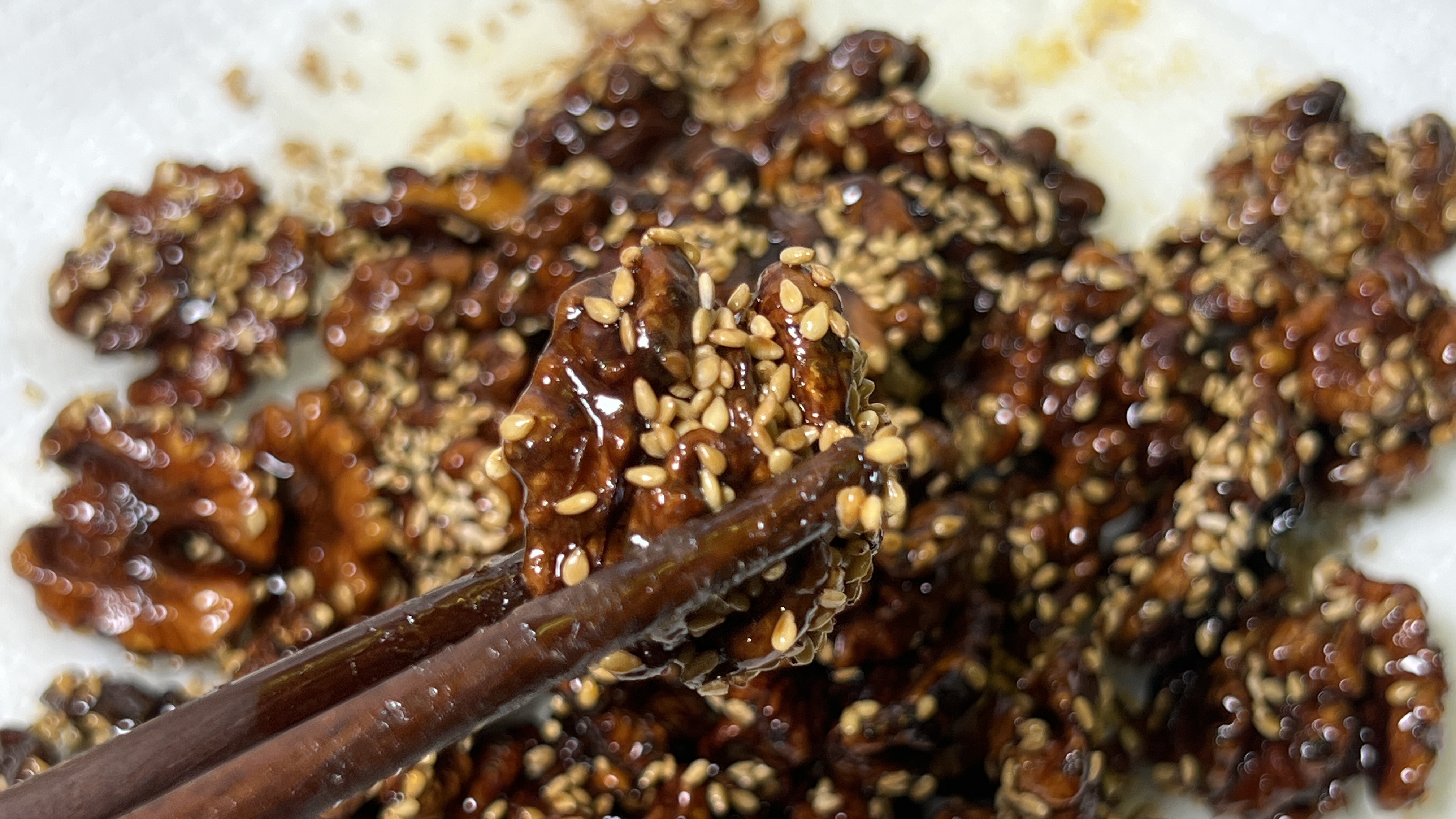 家里有核桃仁的这样做，香甜咯嘣脆，好吃不腻，放一个月也不会软