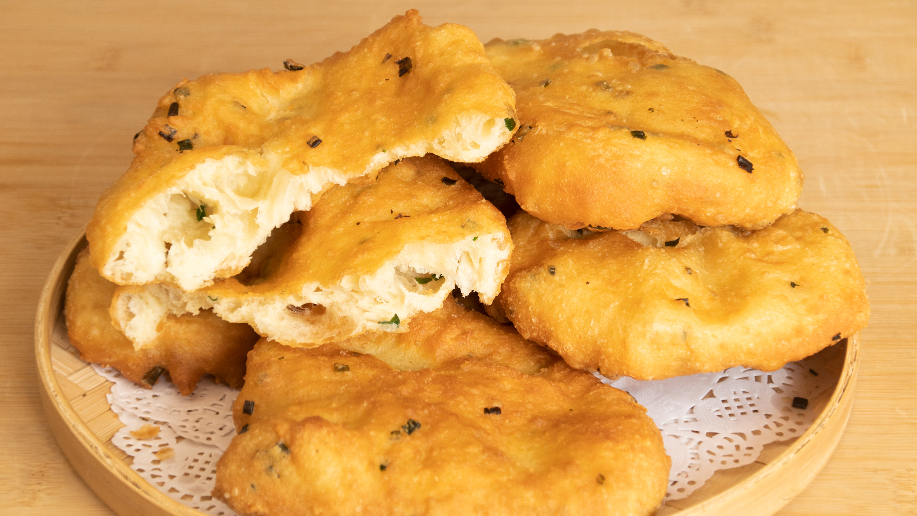 油炸葱油饼家常做法，学会这2点，酥脆松软不油腻，比油条还好吃