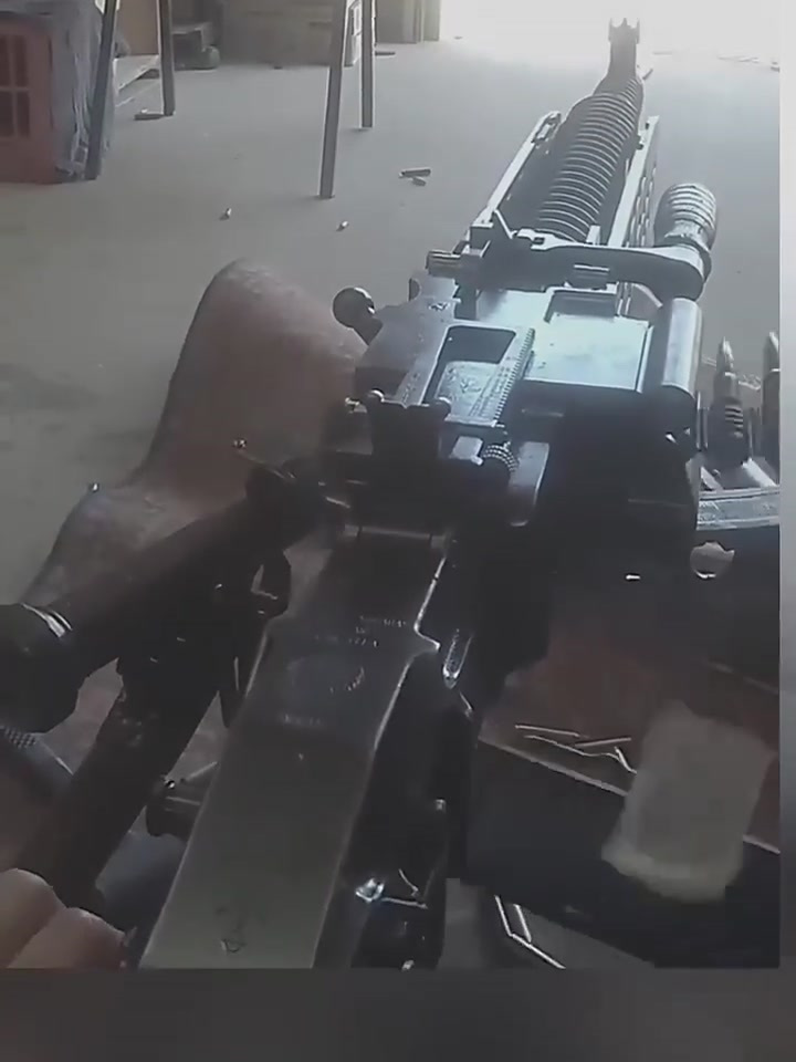 捷克斯洛伐克zb37重机枪顶部视角射击