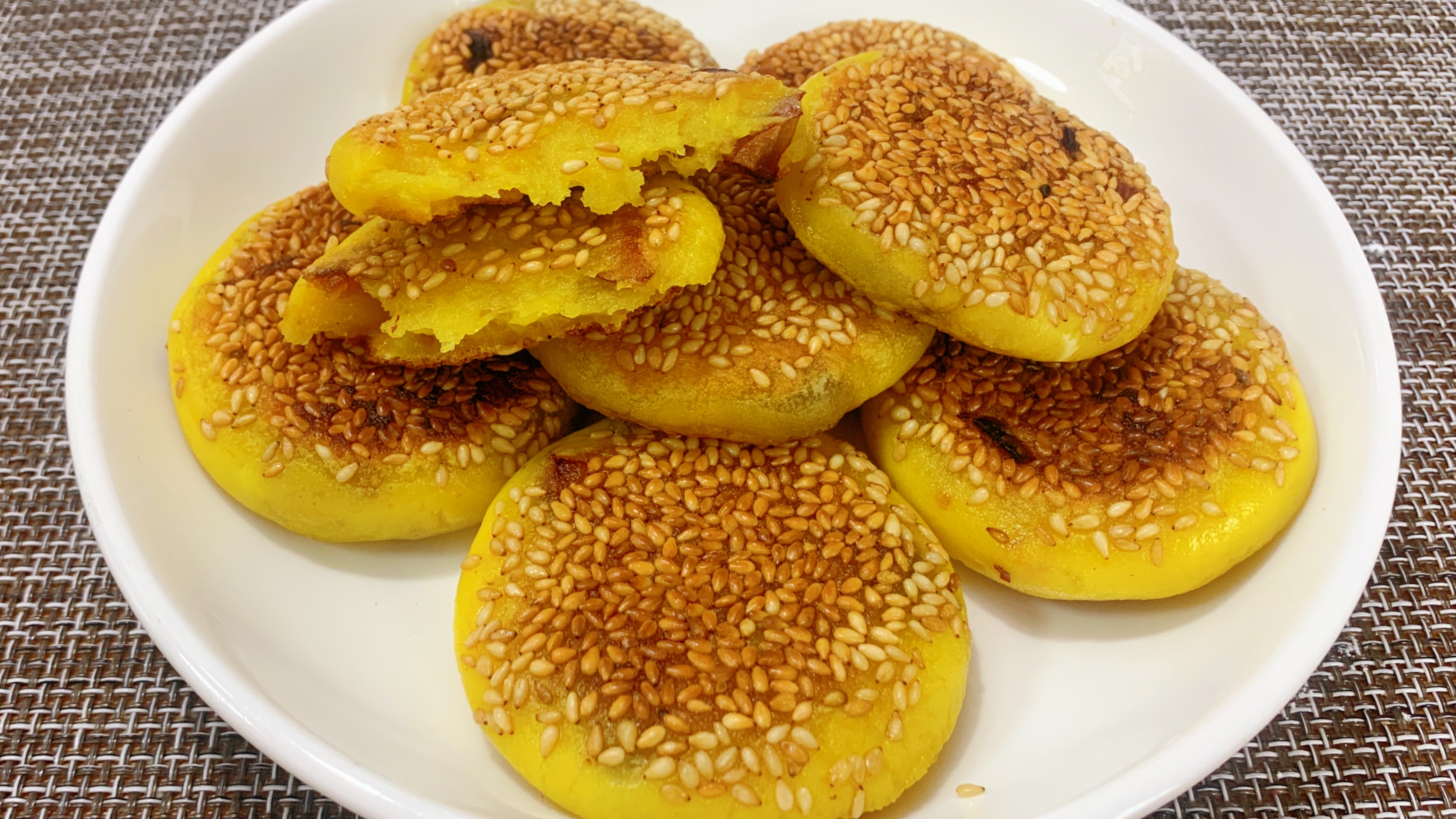 冬天多吃南瓜,试试这款南瓜糯米饼,香甜软糯还拉丝,真好吃