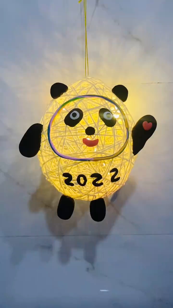 用毛线做一个简单的冰墩墩手工灯笼吧