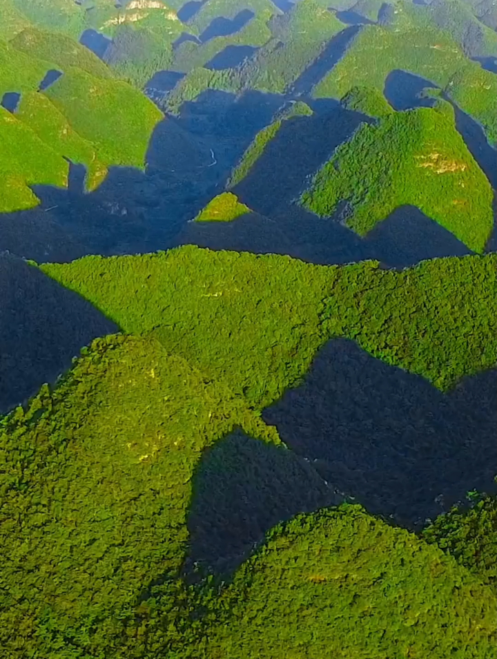 曲靖罗平的十万大山山峦起伏峰海连绵蔚为壮观
