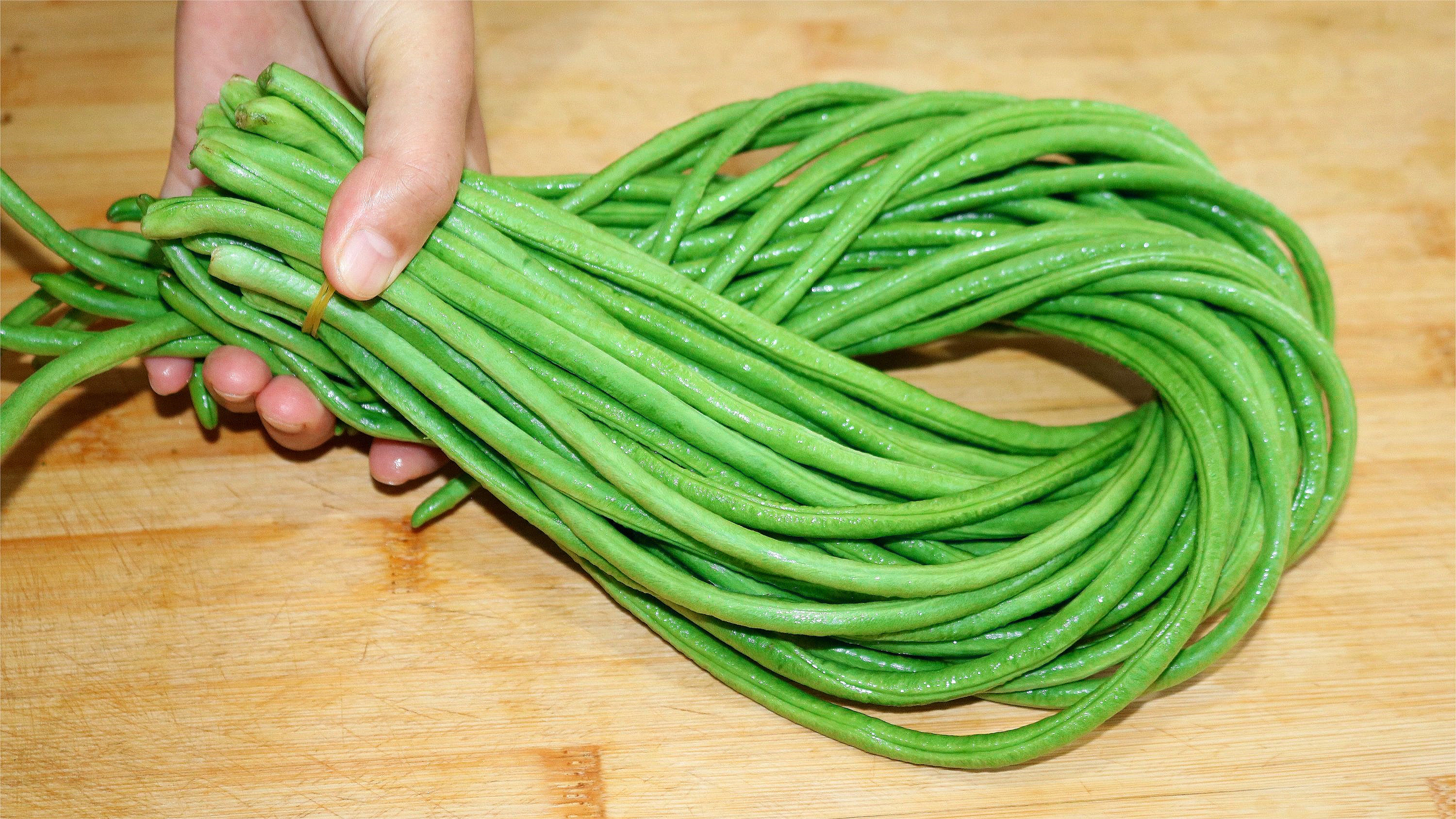 豆角炒肉吃腻了，试试这道豆角粉条，三碗米饭都不够吃，太香了