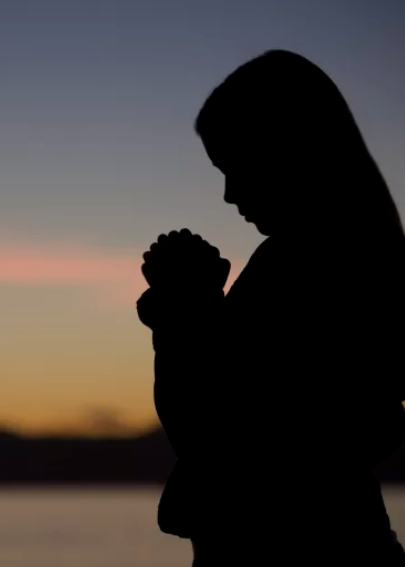 乌克兰民众被拍到跪在街边祈祷