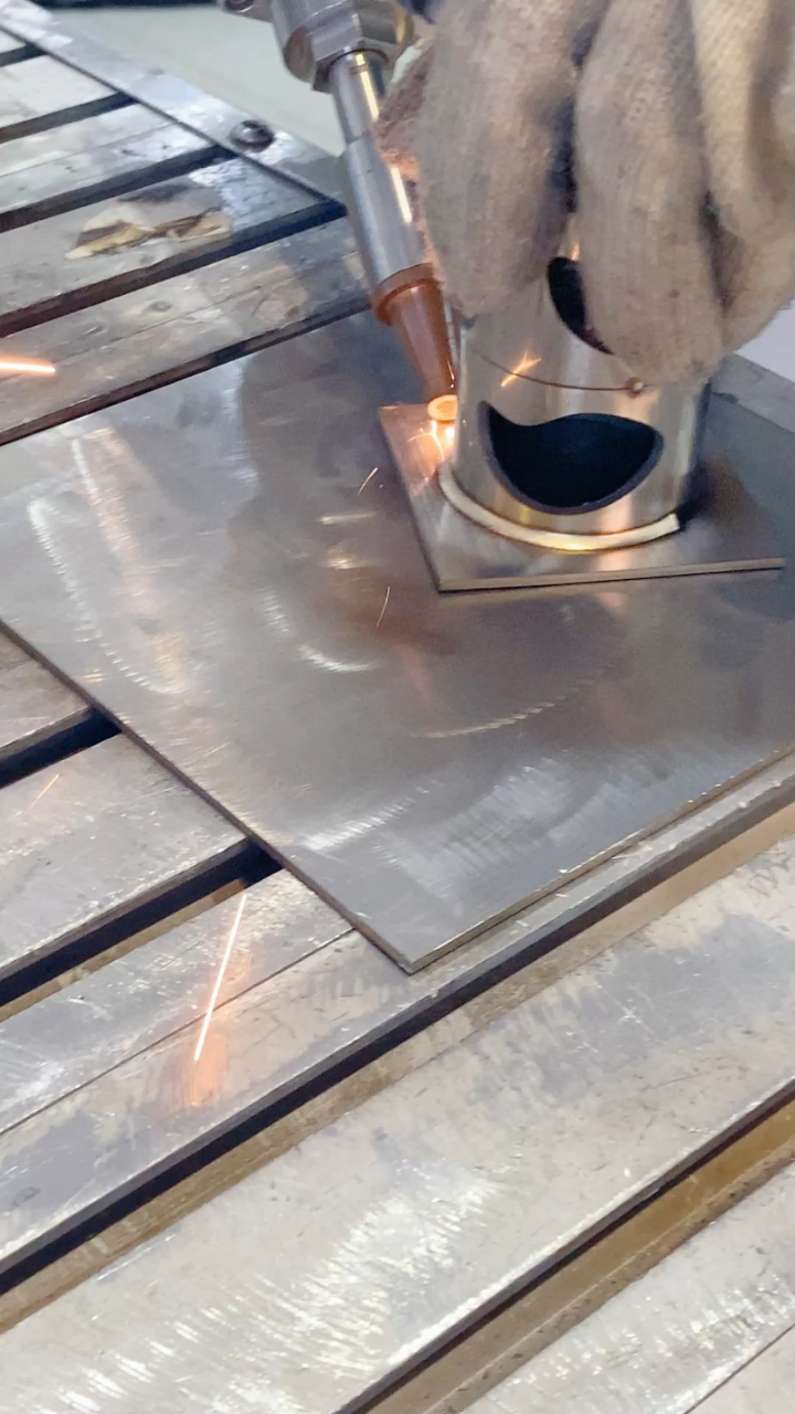 手持激光焊接机焊缝填丝不锈钢圆管内角焊接视频