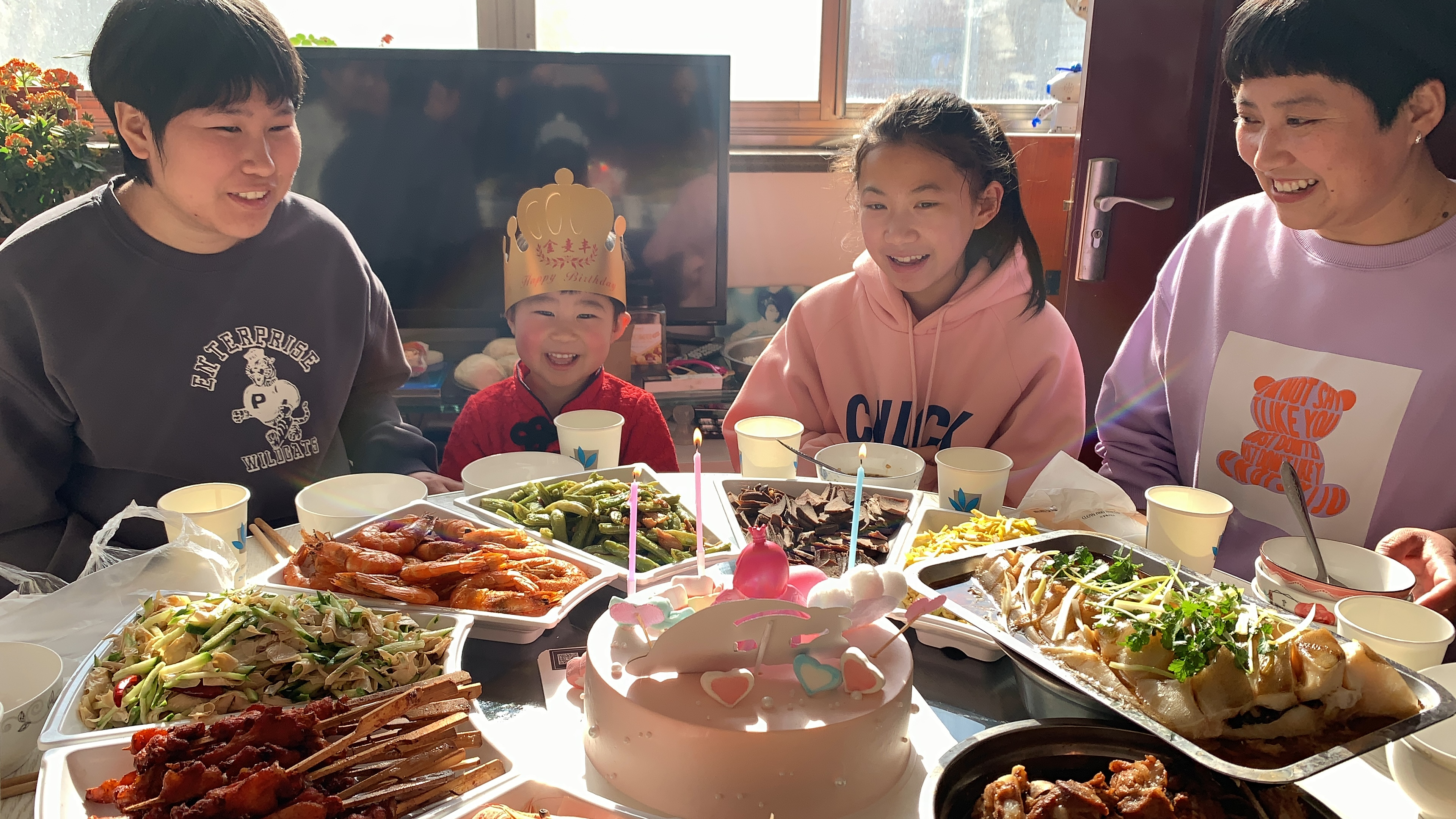 外孙女三周岁生日,姥姥准备一桌饭菜,祝宝贝生日快乐,健康成长