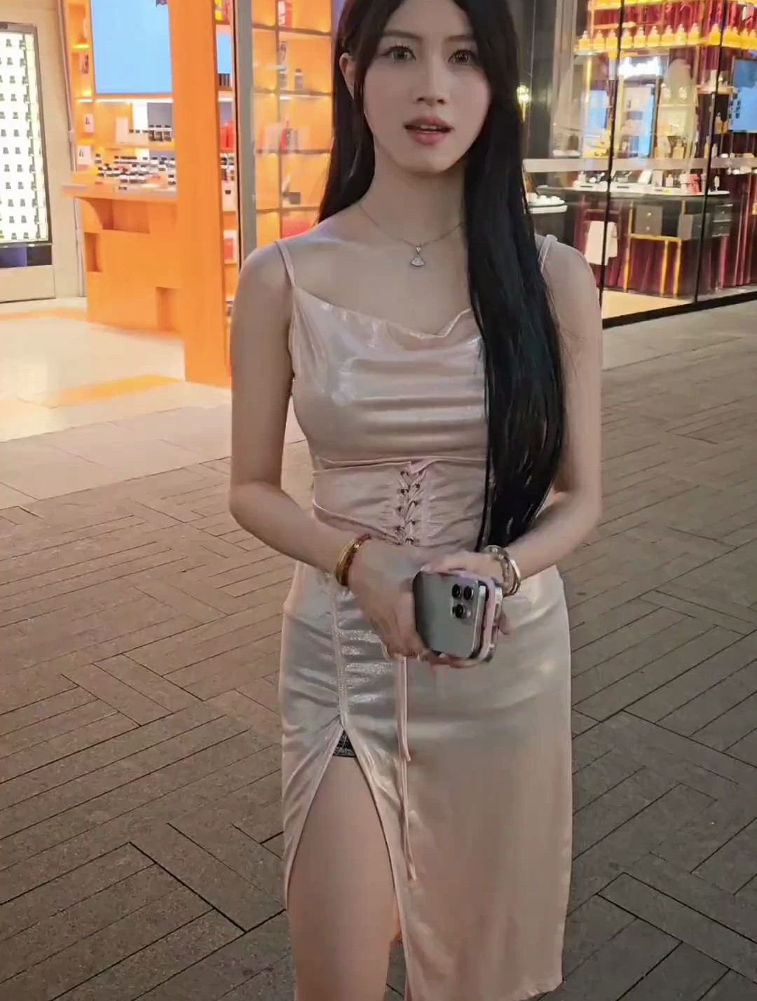 18岁小姐姐月薪过万