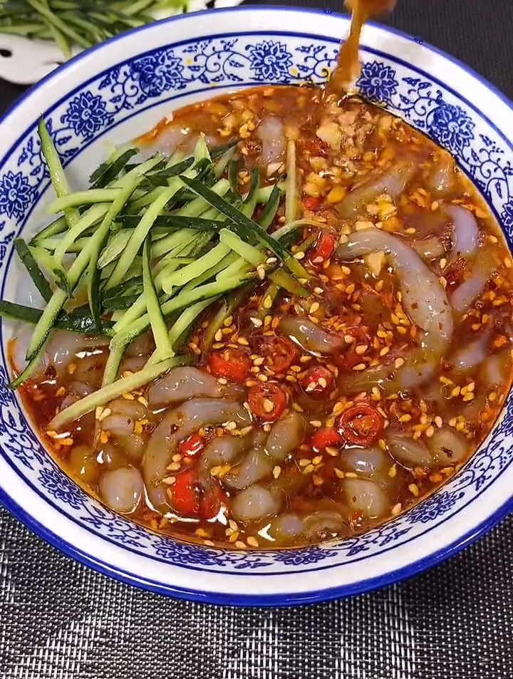 炎炎夏日,就馋这口凉鱼鱼,一碗粉面做一锅,清凉爽口,老妈最爱-度小视