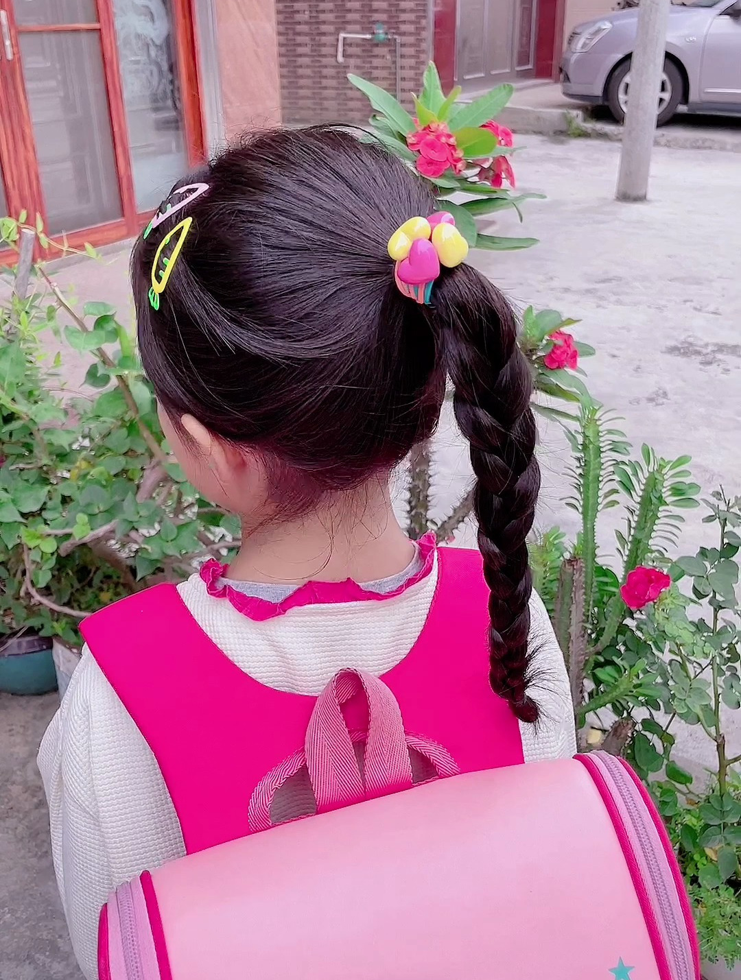 为了让女儿上学不迟到还能把头发扎起来妈妈想尽办法