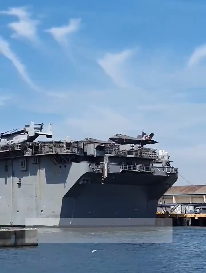 美国级的黎波里号两栖攻击舰在菲律宾马尼拉