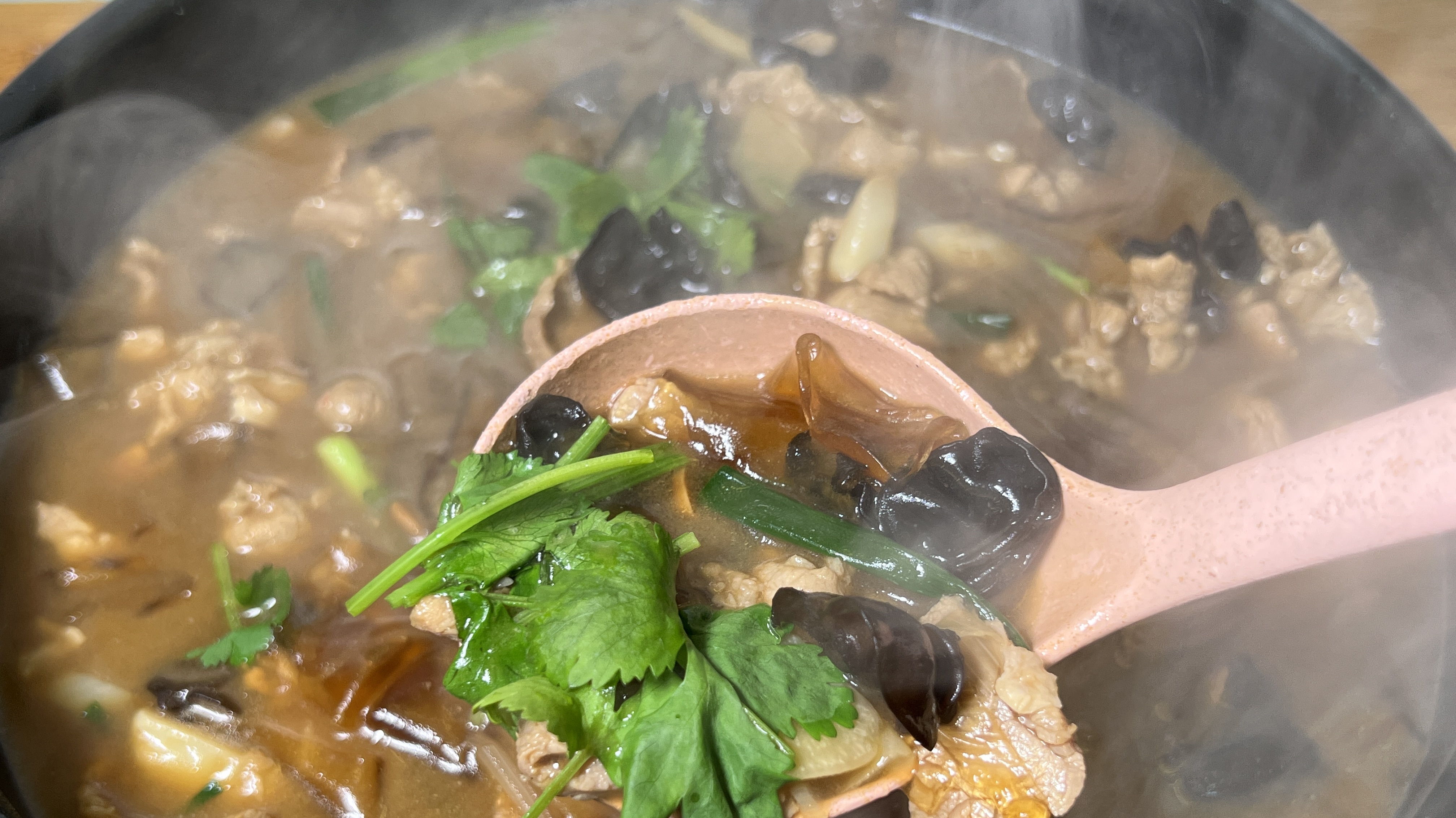 粉皮靠肉家常做法来啦，粉皮晶莹剔透，肉片嫩滑，汤鲜味美，好吃