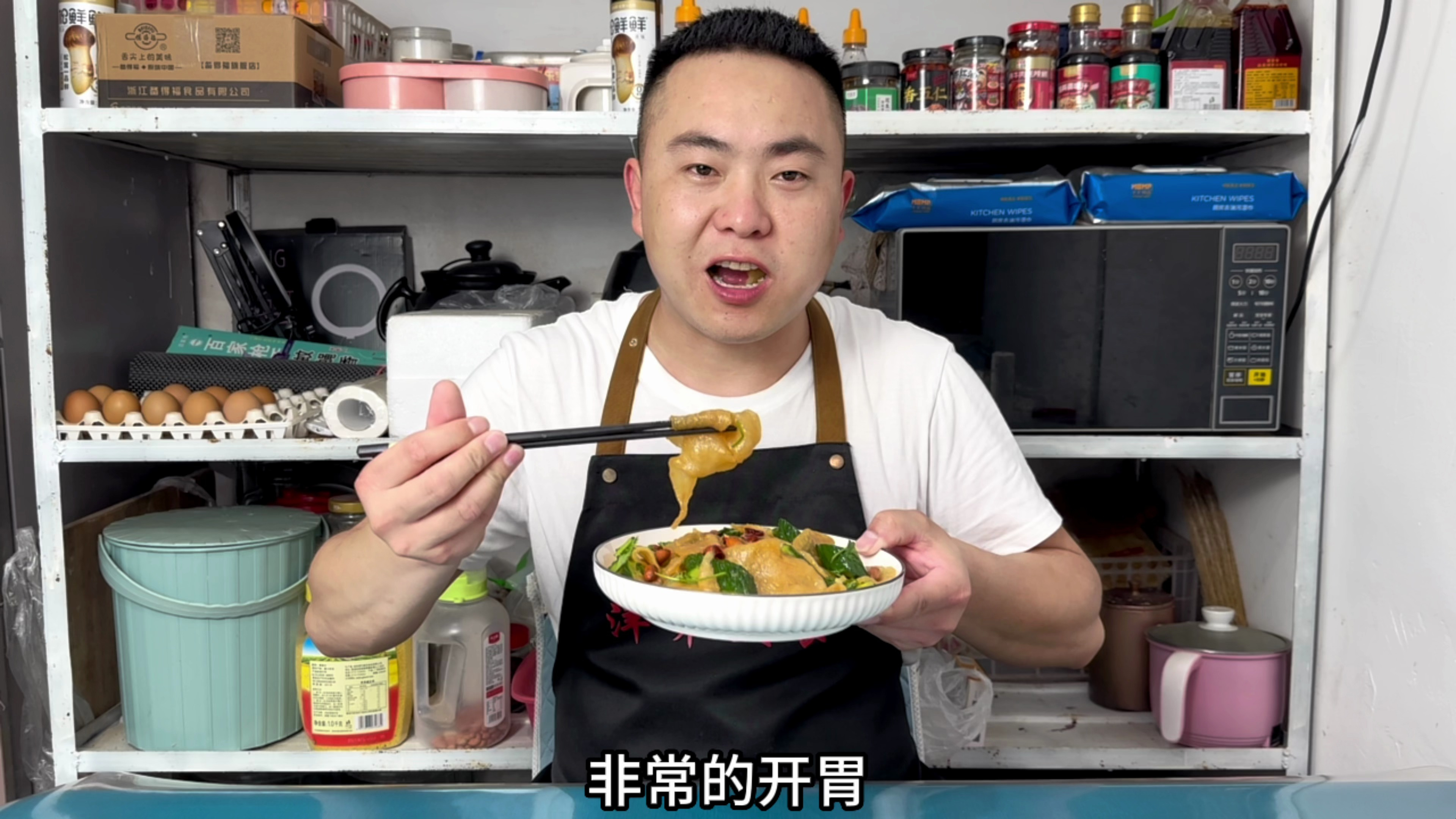 把粉皮放进油锅里炸一炸,出锅就是一道特色美食,劲道爽滑又入味
