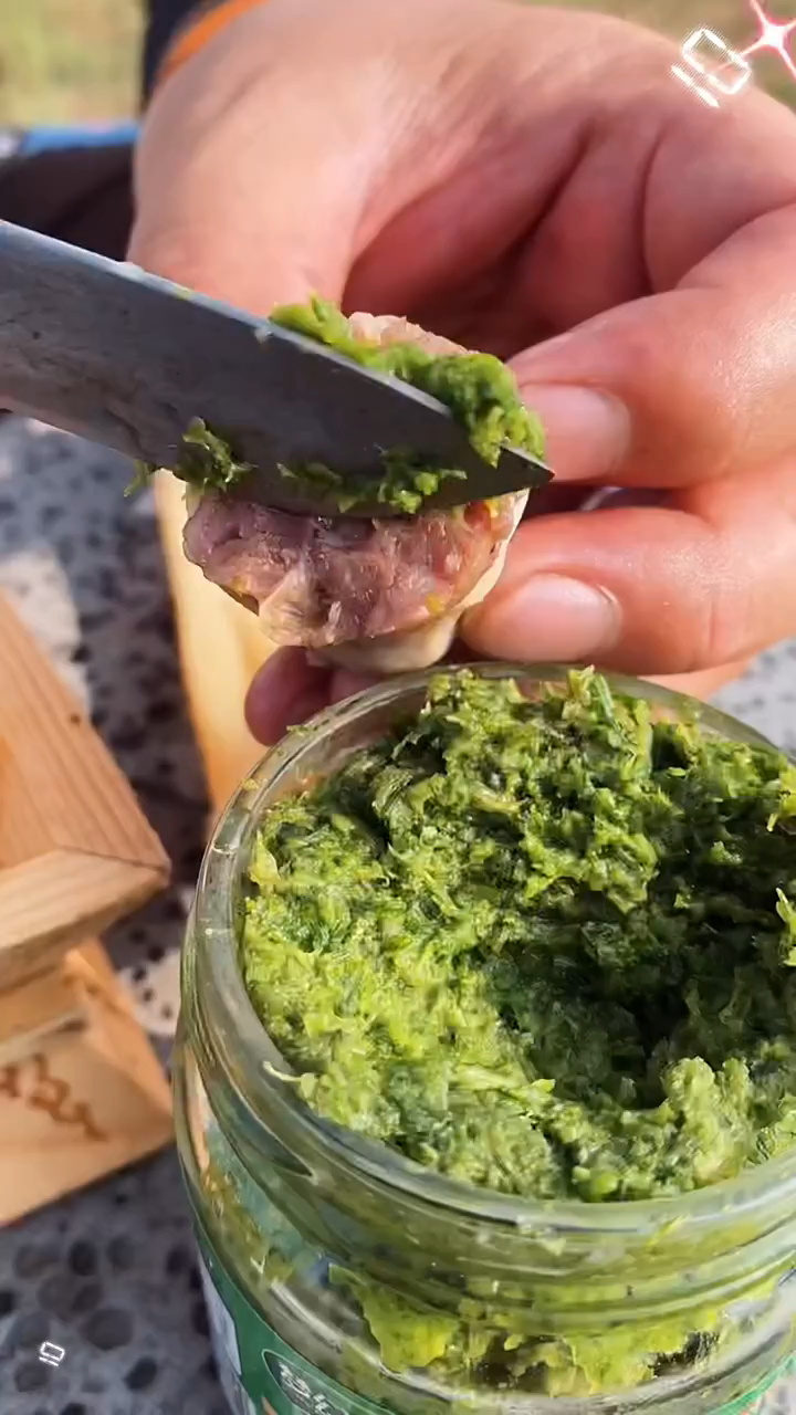 内蒙古万能蘸料韭菜花吃两斤羊肉肠不成问题