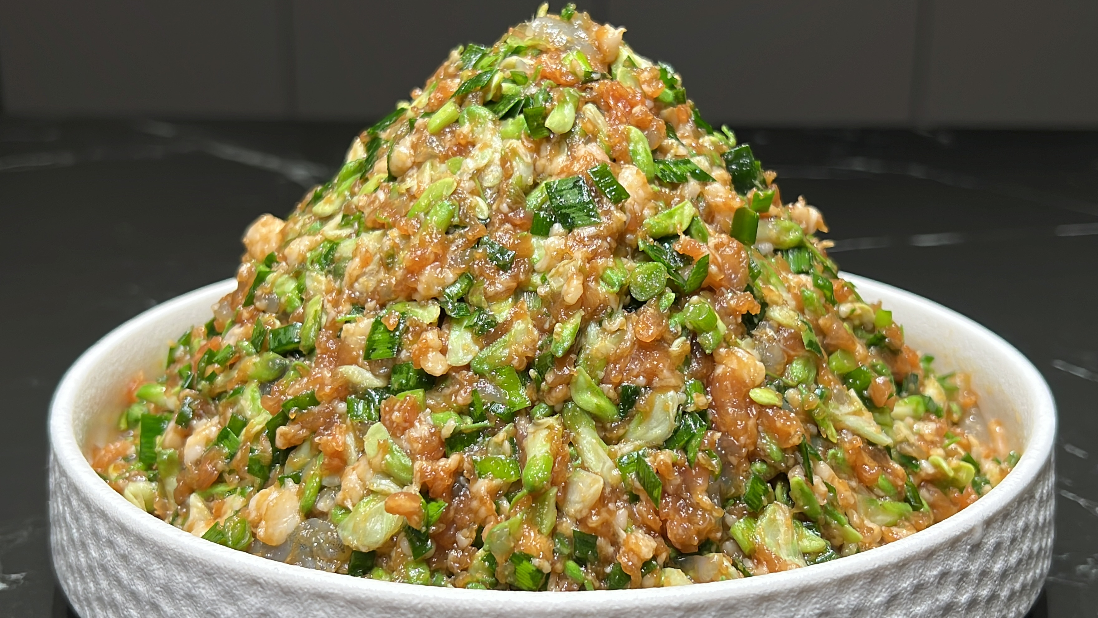 槐花饺子馅好吃有技巧，多加入两种食材，鲜上加鲜，满嘴留香