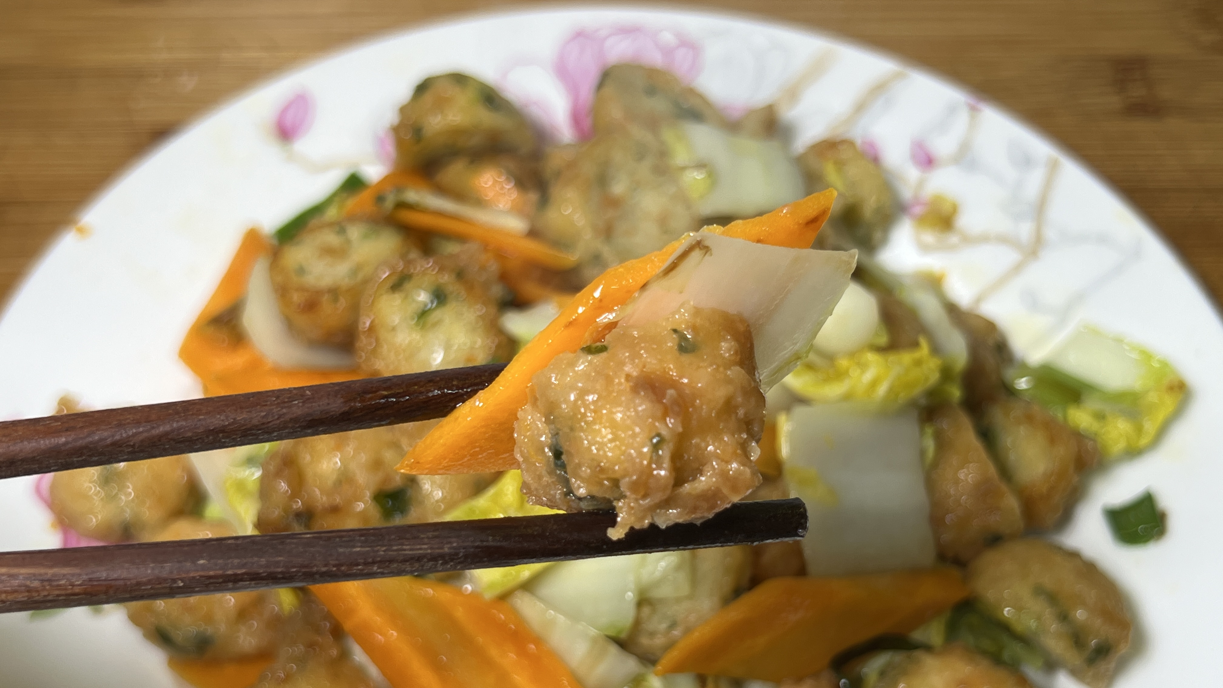 素丸子新吃法，加娃娃菜和胡萝卜醋溜，酸爽开胃，好做好吃超下饭