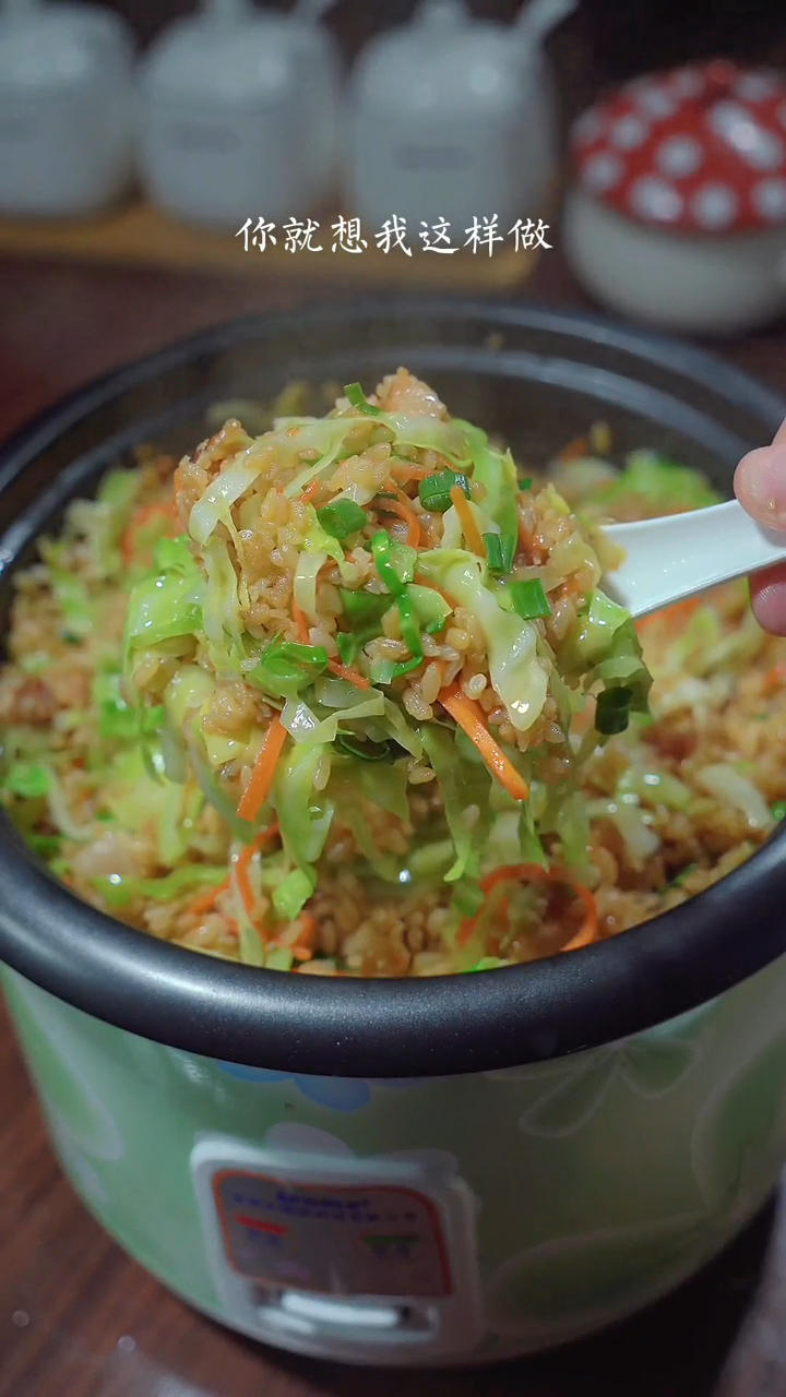 包菜焖饭这样做,有菜有肉,越吃越爱吃