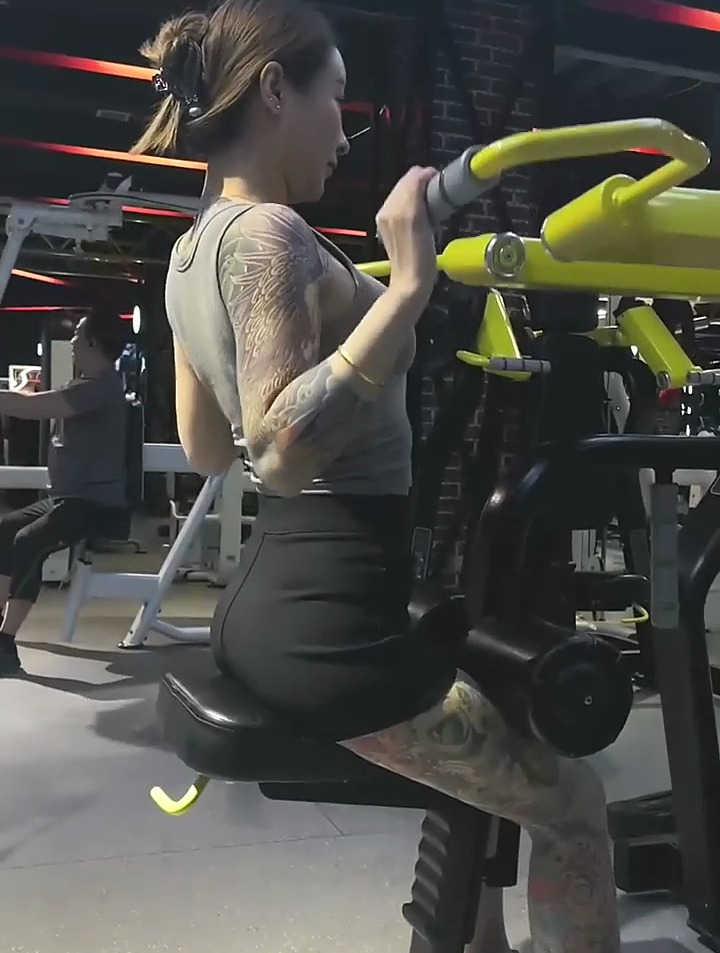 健身房偶遇纹身小姐姐,这也太霸气了,花臂女孩好帅