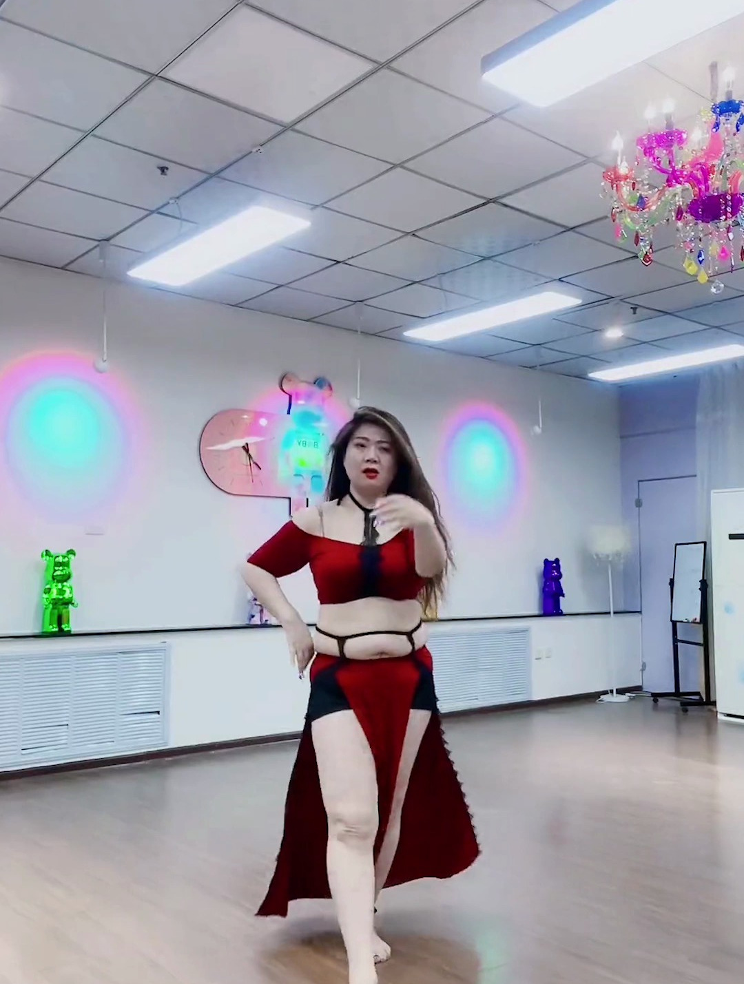 美女性感妖娆,激情演绎肚皮舞,三十岁的女人风韵犹存-度小视