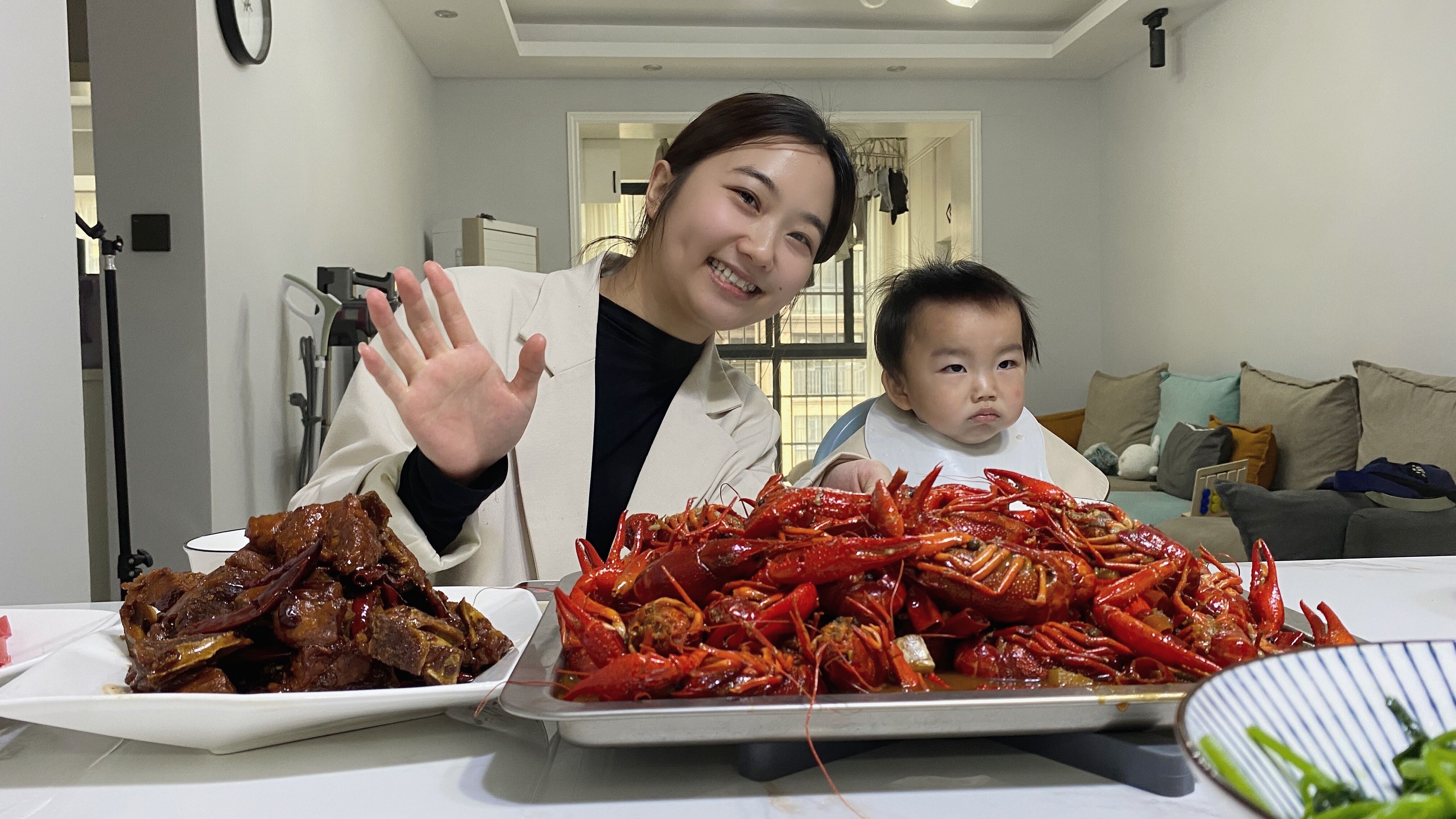 湖南小龙虾便宜了,20一斤的个头有手掌大,做一顿油焖大虾解解馋