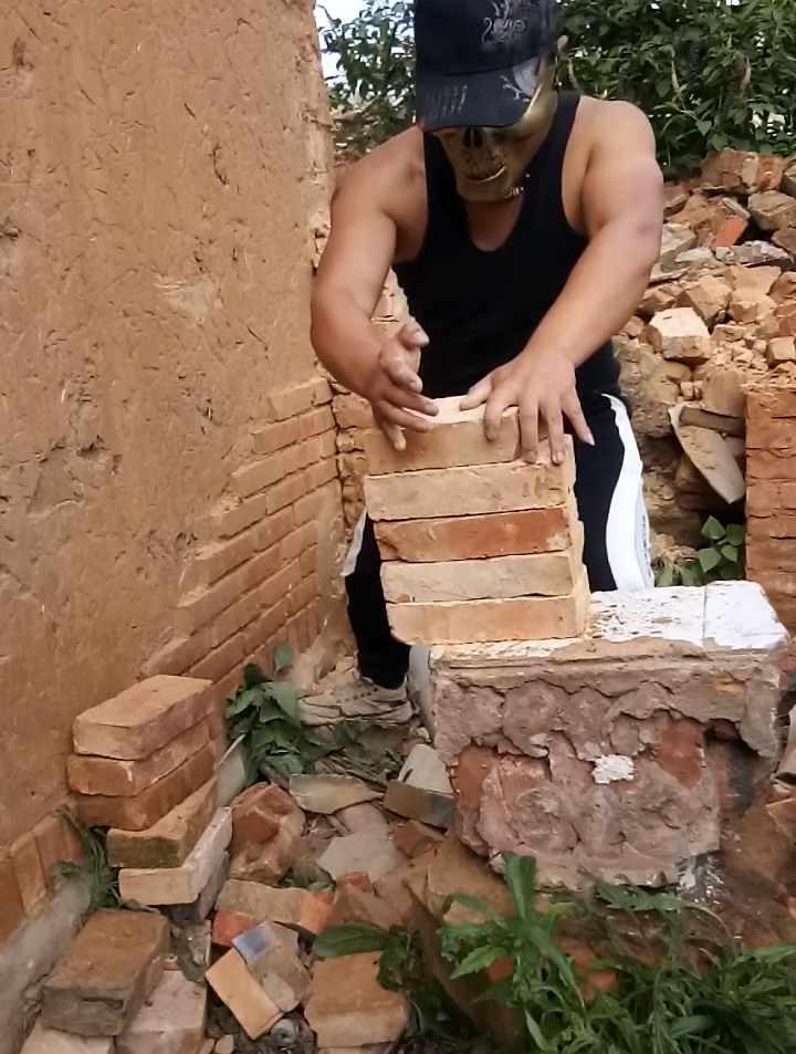 这小子够猛,单手劈砖