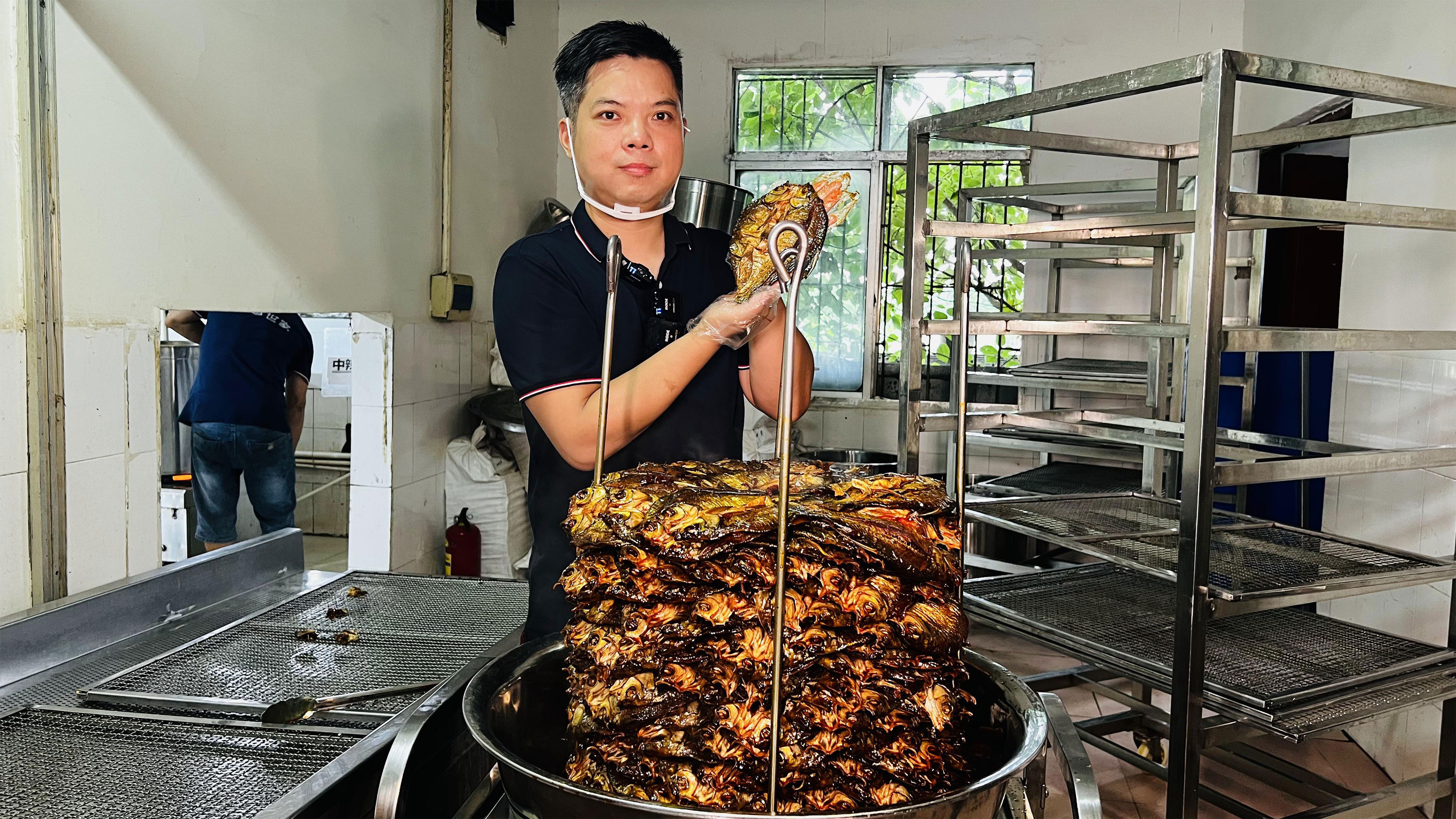 湖南帅哥做鱼有妙招，毛孔张开撒腌料，活鱼3秒腌制完，日卖1万条