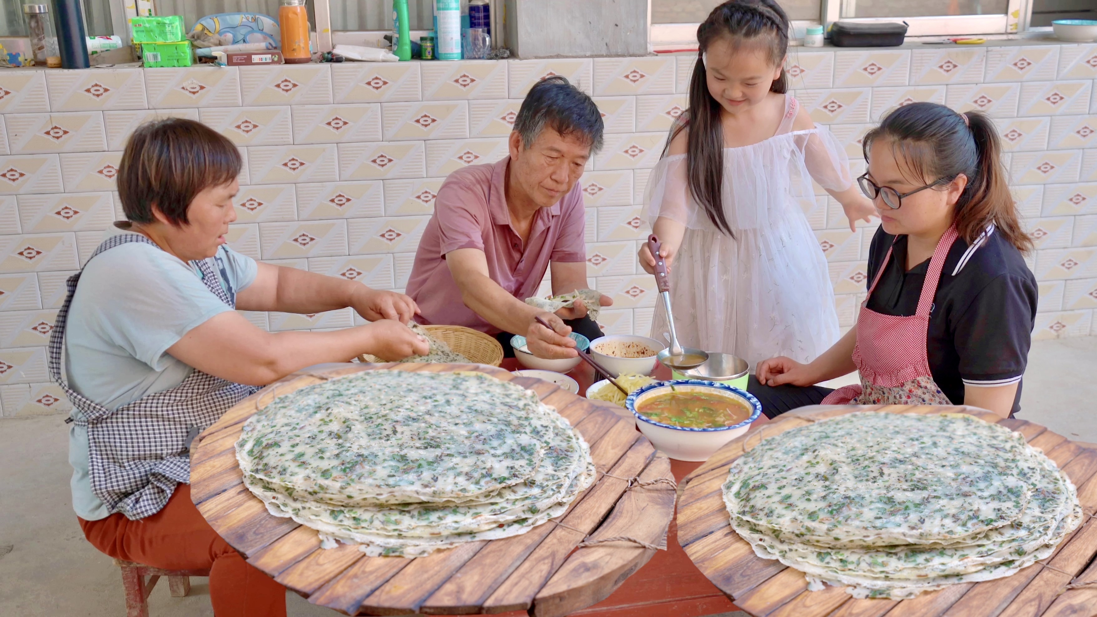摘一篮马齿苋，摊一些煎饼，做盘凉拌菜，简单又美味！
