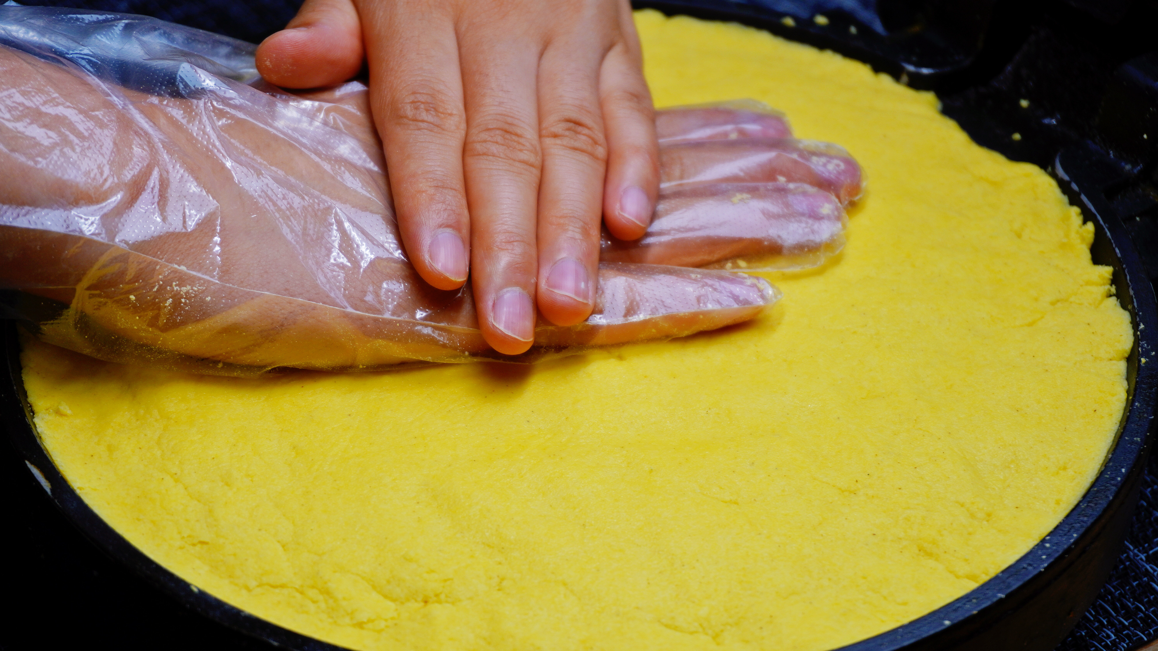 纯玉米面吃法,不加面粉不和面,连吃一周也不腻,上桌都流口水了