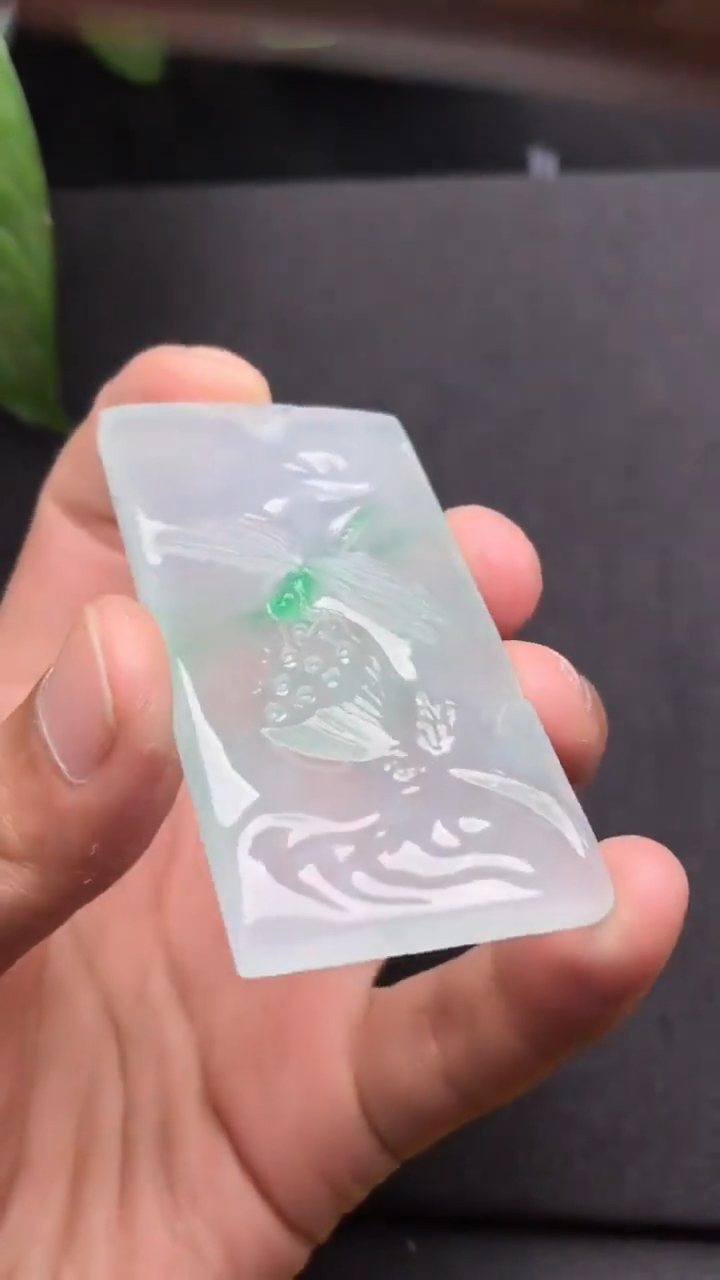 俏阳绿雕刻-蜻蜓,别眨眼要飞了!翡翠玉雕-度小视