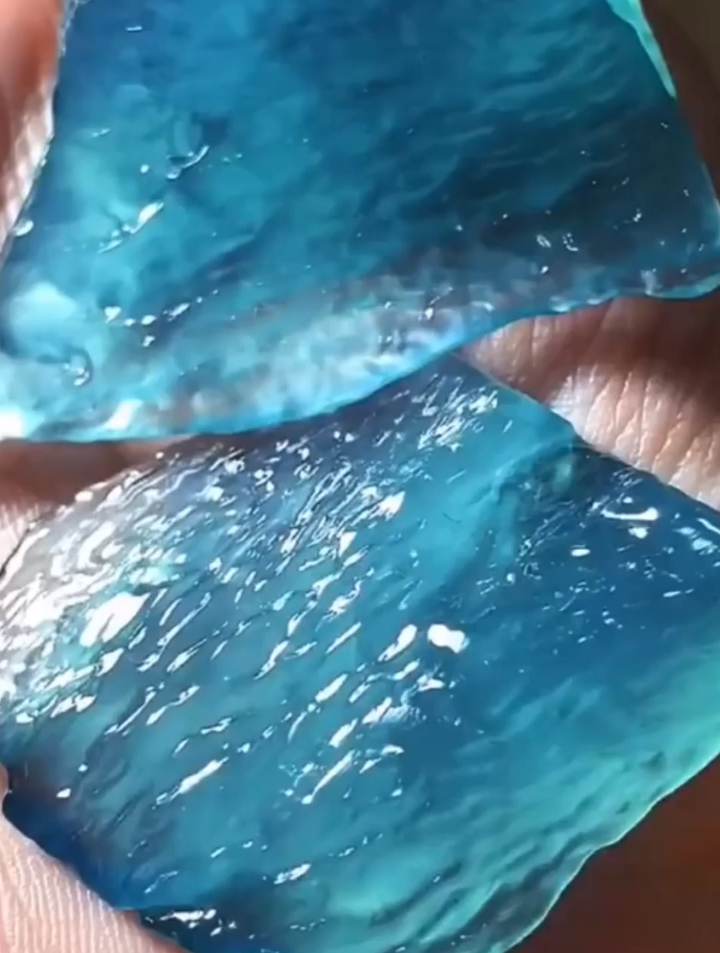 收藏级别,天空蓝翡翠原石这颜色太爱了,这样的料子你们爱了吗?-度小视