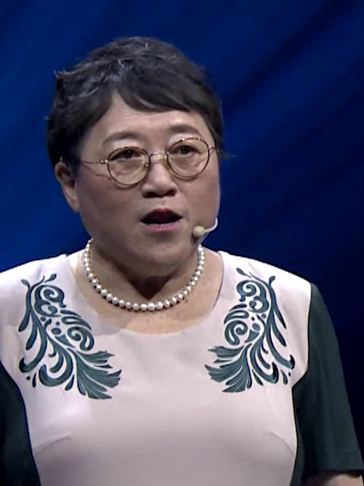 第一女性学家李银河:嫁给爱情,就算穷一点,也会很幸福!-度小视