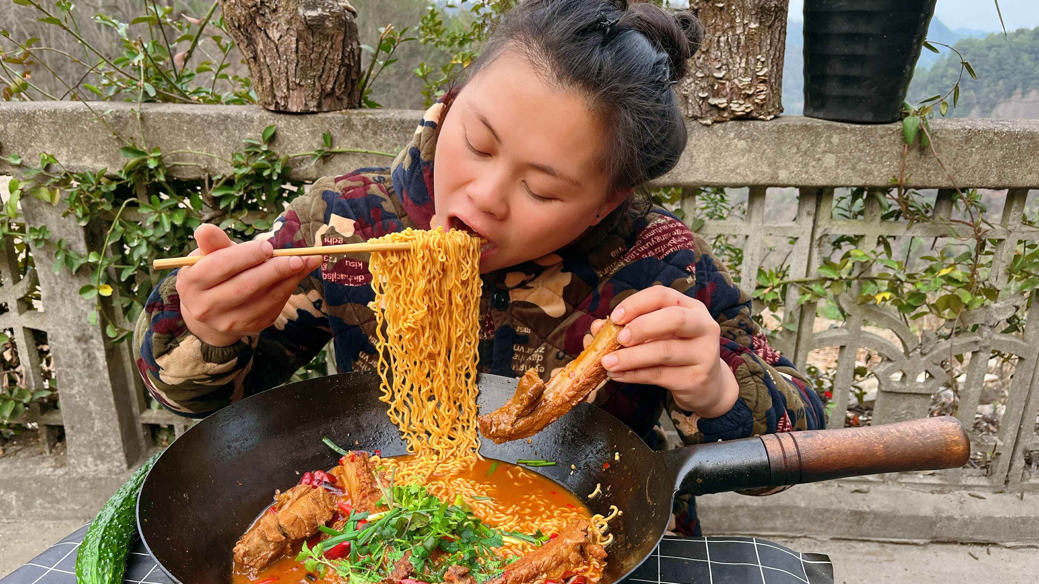 欧妹住在农村简单生活,今天做一锅香辣排骨面,大口嗦面吃肉过瘾