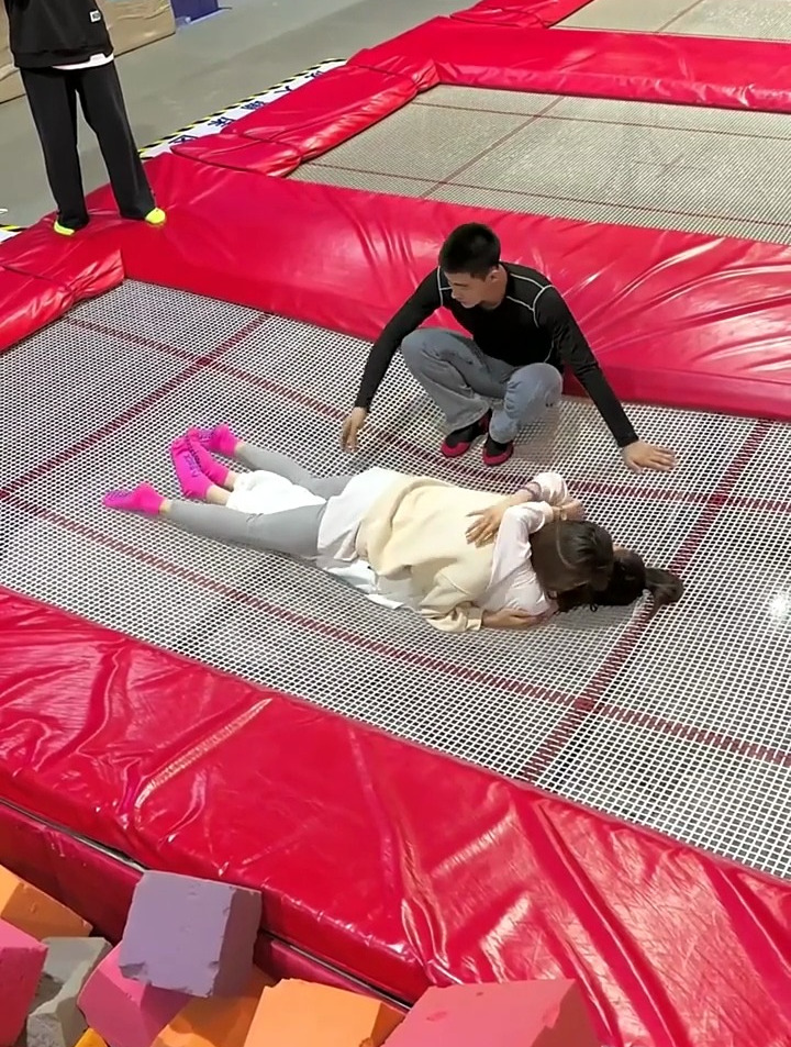 两个美女叠罗汉挑战网红蹦床,结局太尴尬了