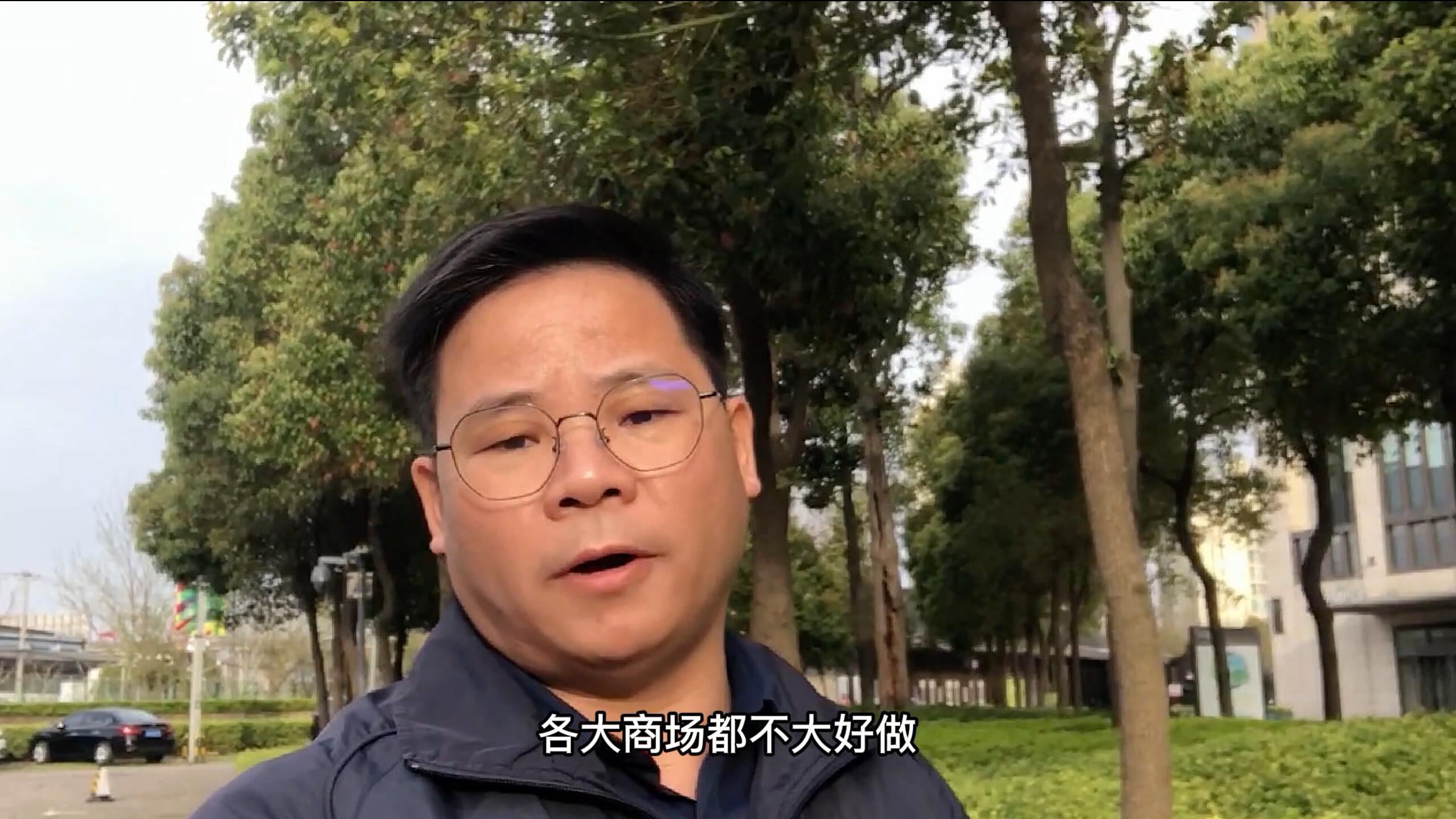 疫情疯了 小伙暗中考察奶茶店 发现独特经营秘密